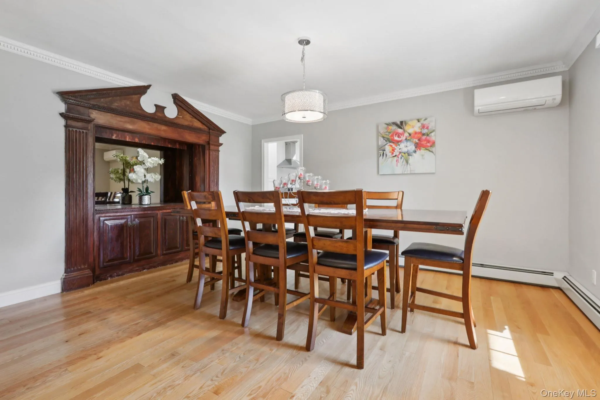 Very spacious dining room allows for plenty of seating Very spacious dining room allows for plenty of seating