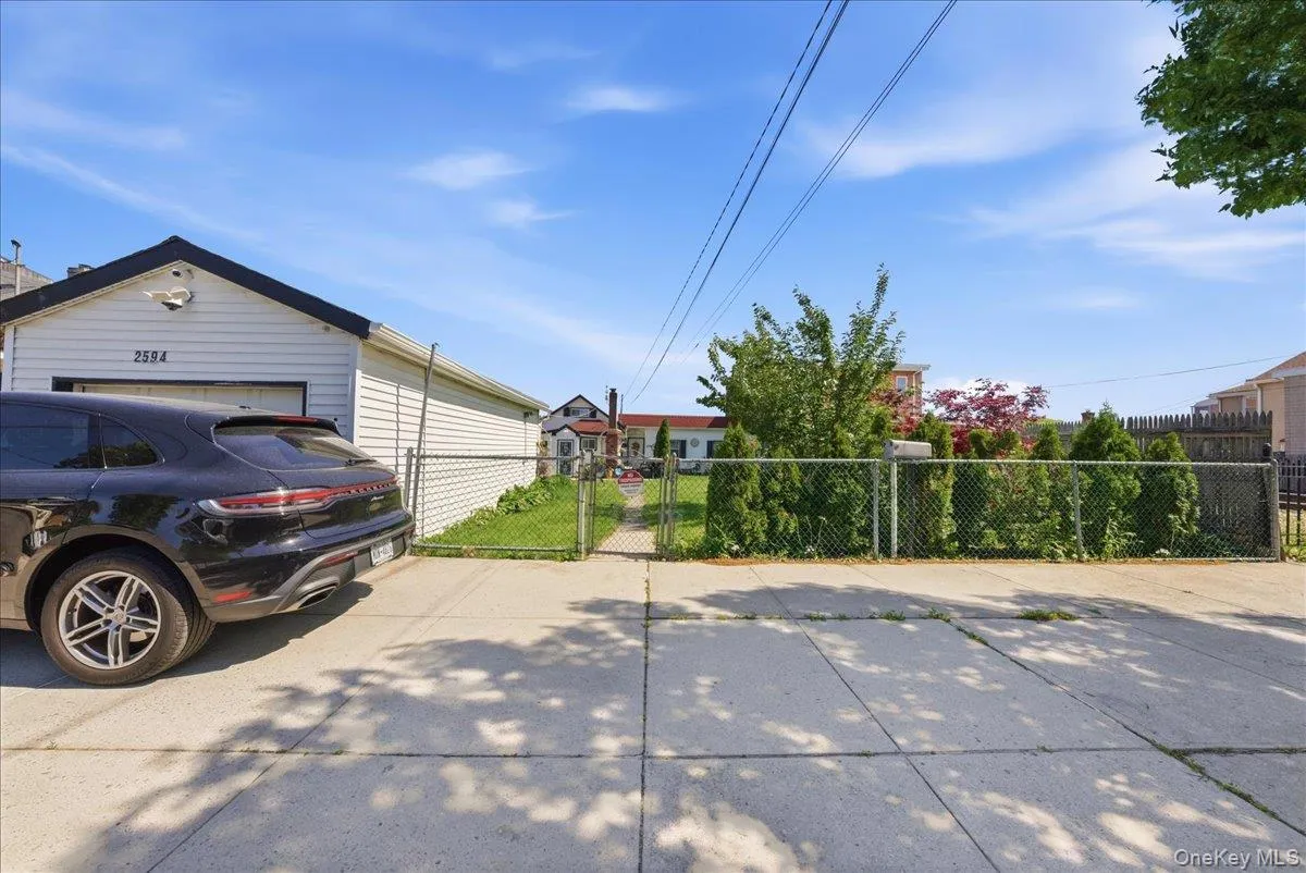 2594 Schurz Avenue, New York, NY, 4 Bedrooms Bedrooms, 8 Rooms Rooms,2 BathroomsBathrooms,Residential Sale,For Rent,Schurz,0,1002470 2594 Schurz Avenue, New York, NY, 4 Bedrooms Bedrooms, 8 Rooms Rooms,2 BathroomsBathrooms,Residential Sale,For Rent,Schurz,0,1002470