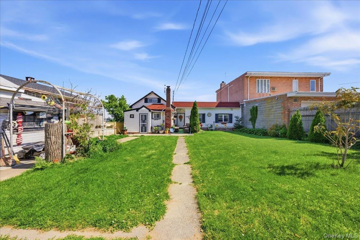 2594 Schurz Avenue, New York, NY, 4 Bedrooms Bedrooms, 8 Rooms Rooms,2 BathroomsBathrooms,Residential Sale,For Rent,Schurz,0,1002470 2594 Schurz Avenue, New York, NY, 4 Bedrooms Bedrooms, 8 Rooms Rooms,2 BathroomsBathrooms,Residential Sale,For Rent,Schurz,0,1002470