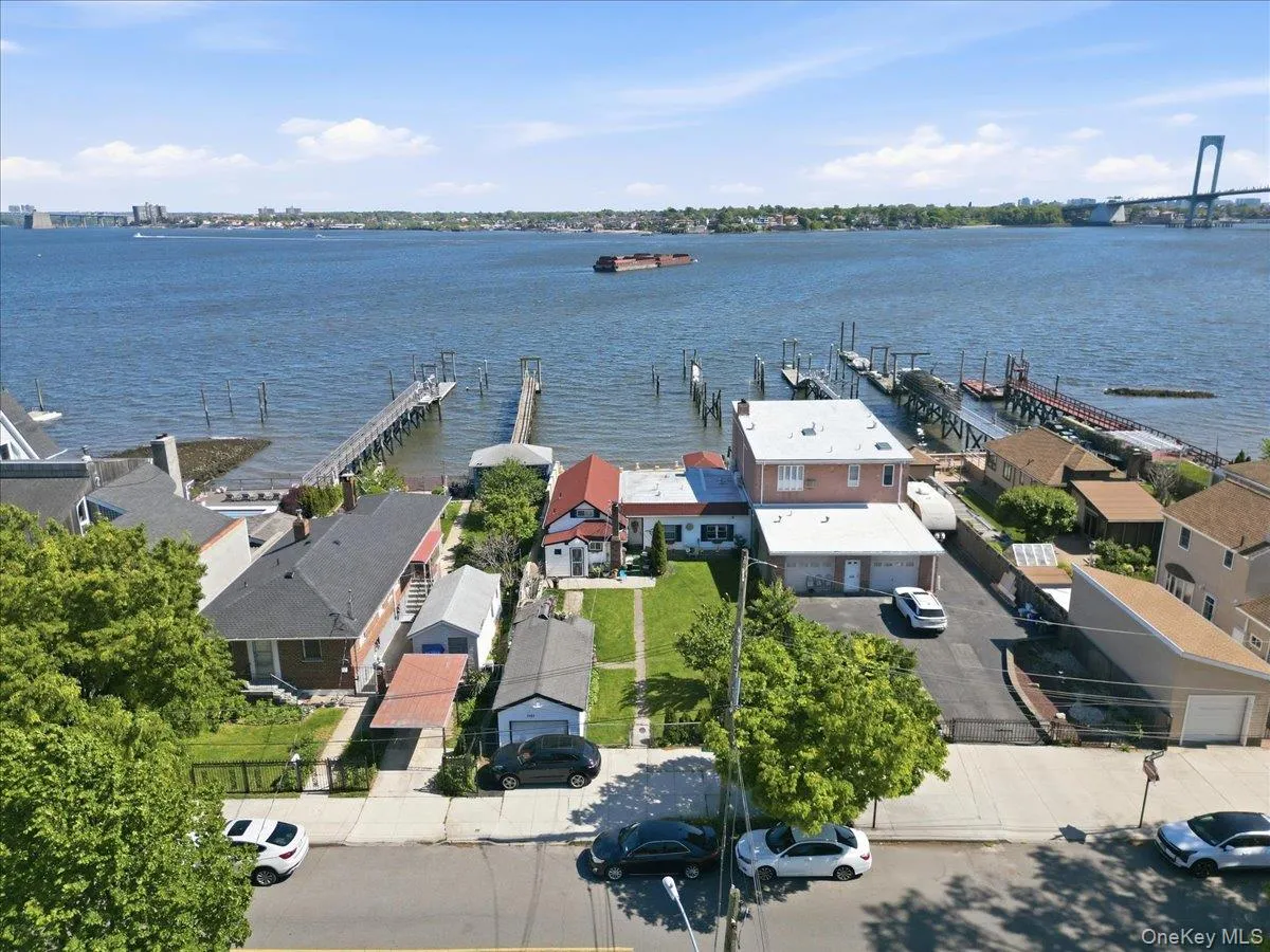 2594 Schurz Avenue, New York, NY, 4 Bedrooms Bedrooms, 8 Rooms Rooms,2 BathroomsBathrooms,Residential Sale,For Rent,Schurz,0,1002470 2594 Schurz Avenue, New York, NY, 4 Bedrooms Bedrooms, 8 Rooms Rooms,2 BathroomsBathrooms,Residential Sale,For Rent,Schurz,0,1002470