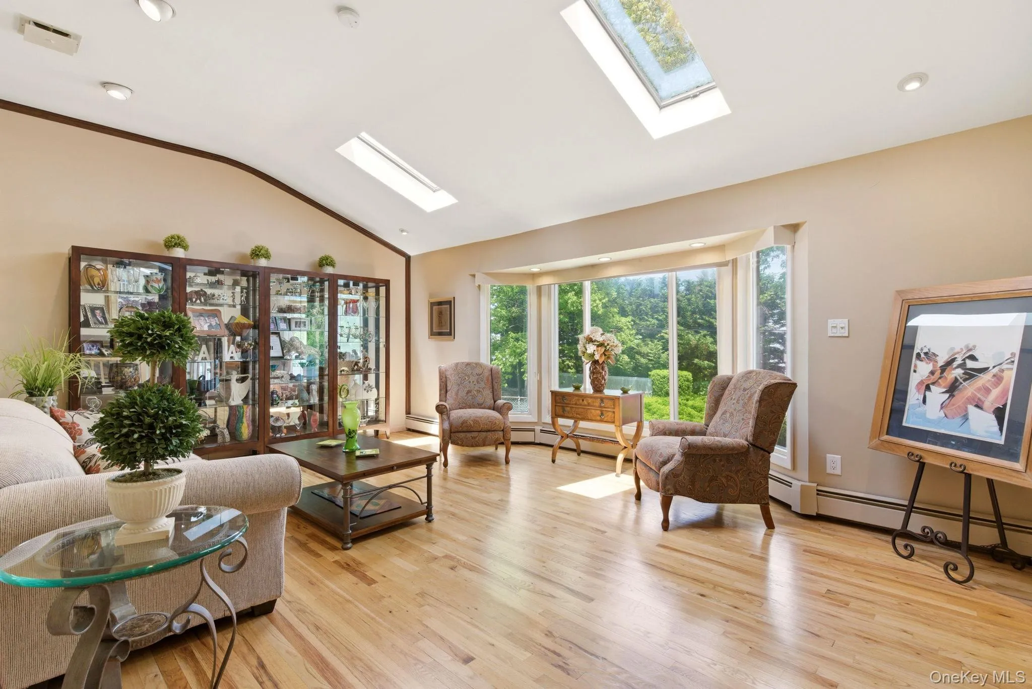 Vaulted Ceilings - Hardwood Floors - Hi Hats Vaulted Ceilings - Hardwood Floors - Hi Hats