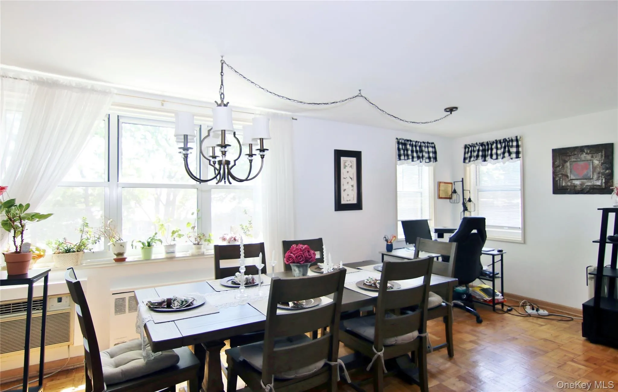 Alternate view of Dining Area Alternate view of Dining Area