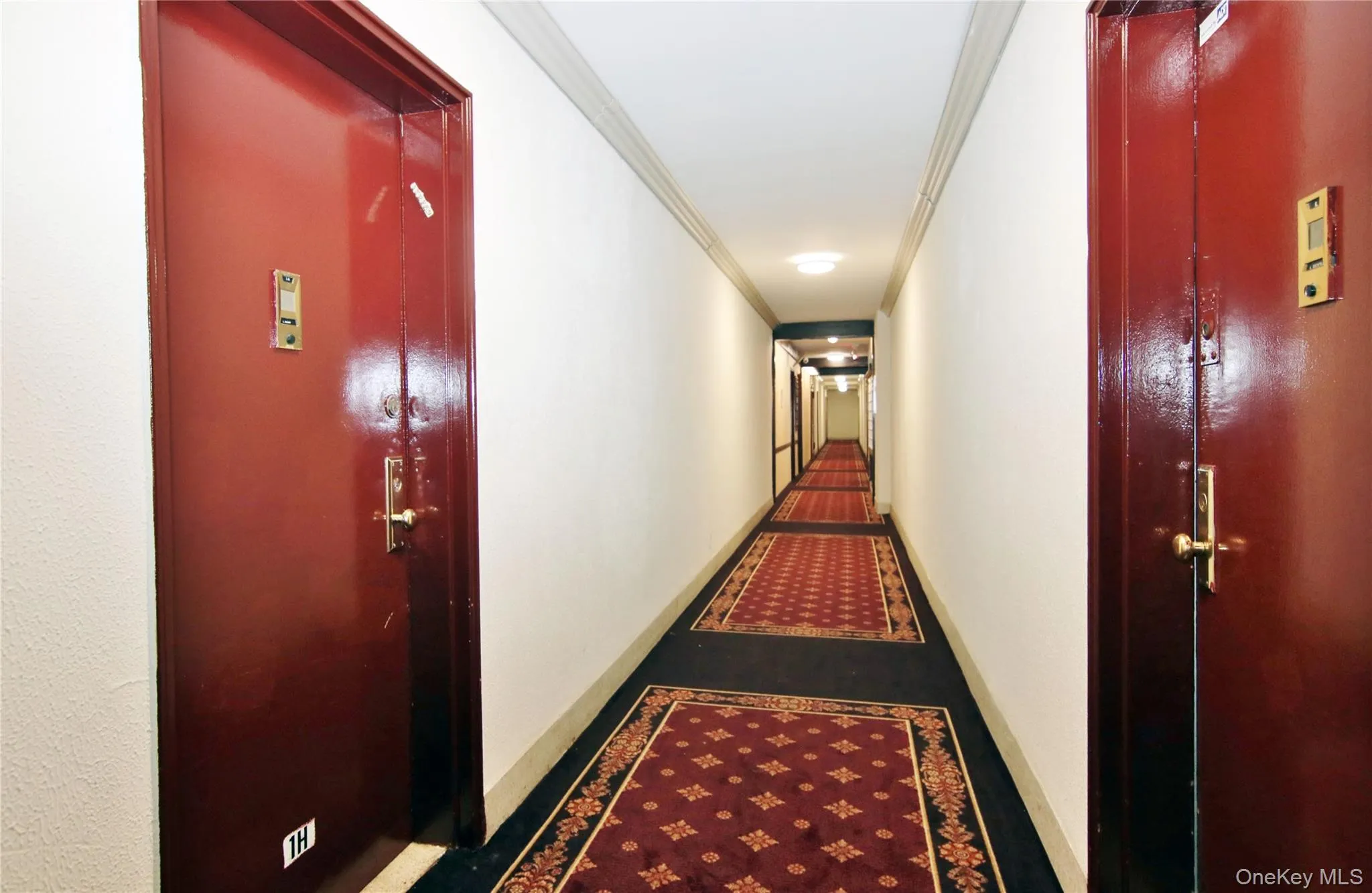 Hallway leads to first floor apartment - 1 H Hallway leads to first floor apartment - 1 H