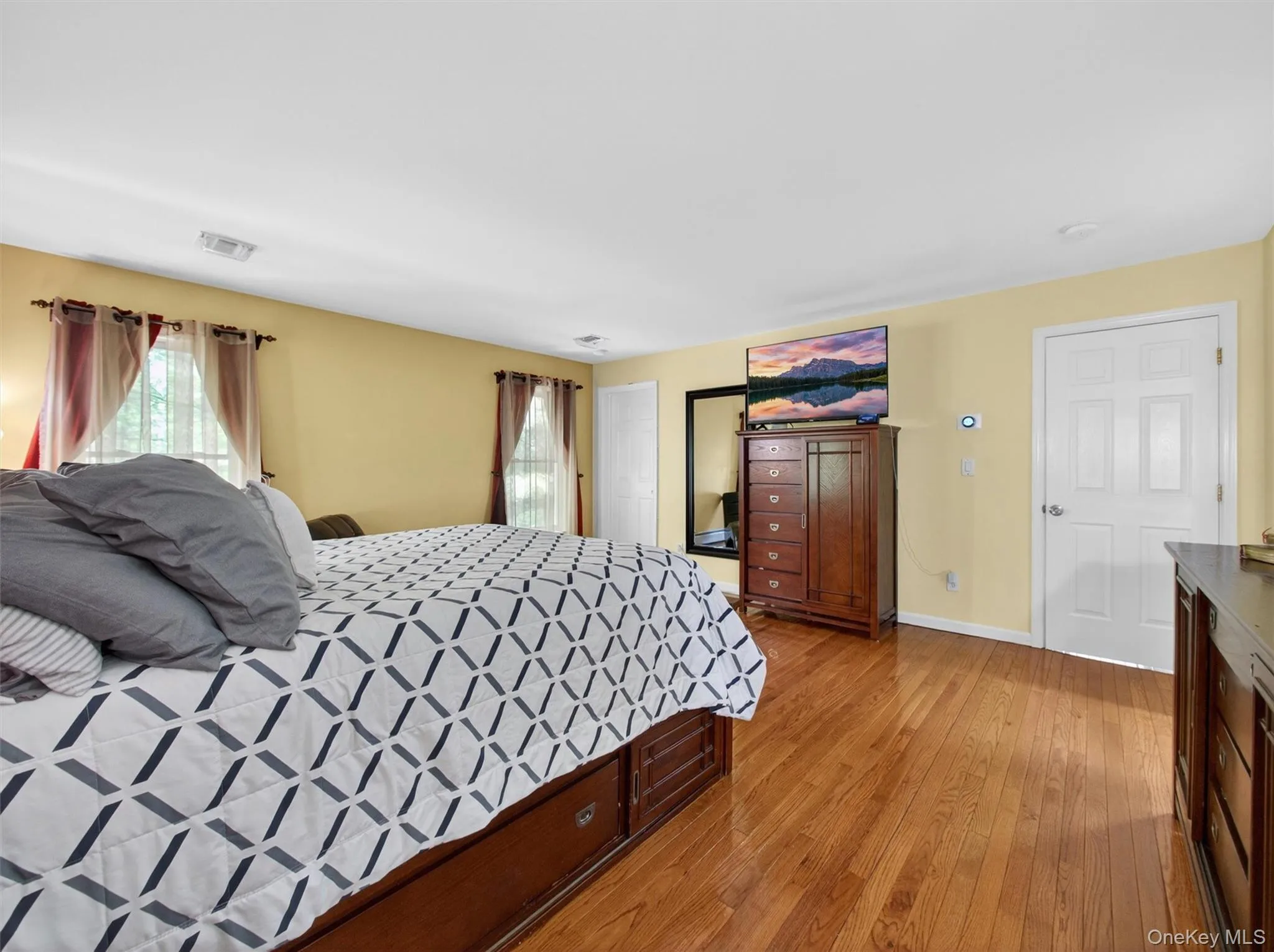 Comfortable primary suite with a bright open layout and plenty of space for furnishings and everyday living. Comfortable primary suite with a bright open layout and plenty of space for furnishings and everyday living.