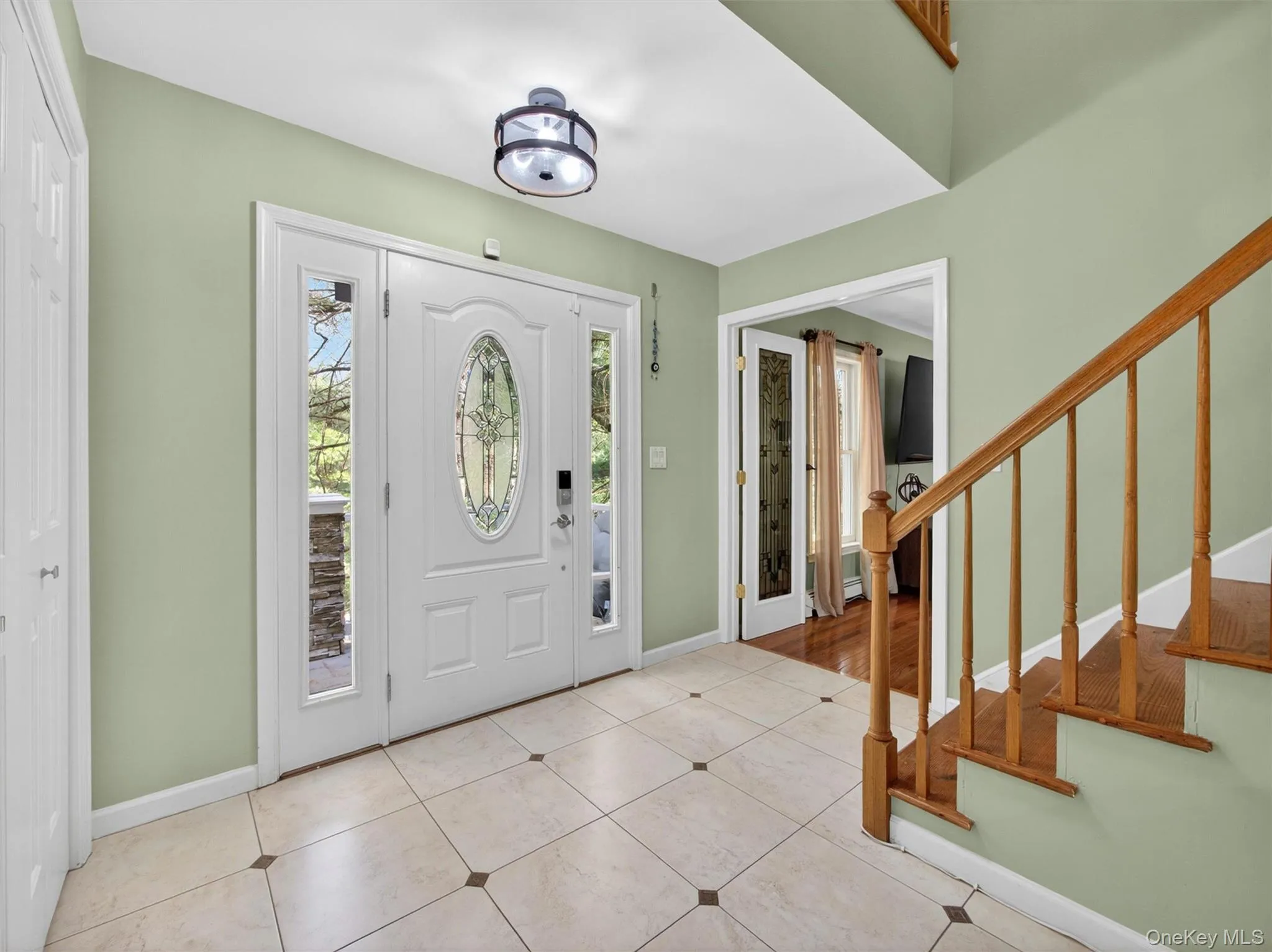 Bright and welcoming entryway with an open layout and beautiful flow into the main living spaces. Bright and welcoming entryway with an open layout and beautiful flow into the main living spaces.