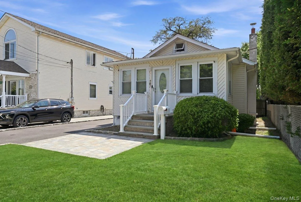 707 5th Street, Babylon, NY, 3 Bedrooms Bedrooms, 5 Rooms Rooms,2 BathroomsBathrooms,Residential,For Rent,5th,0,1002616 707 5th Street, Babylon, NY, 3 Bedrooms Bedrooms, 5 Rooms Rooms,2 BathroomsBathrooms,Residential,For Rent,5th,0,1002616