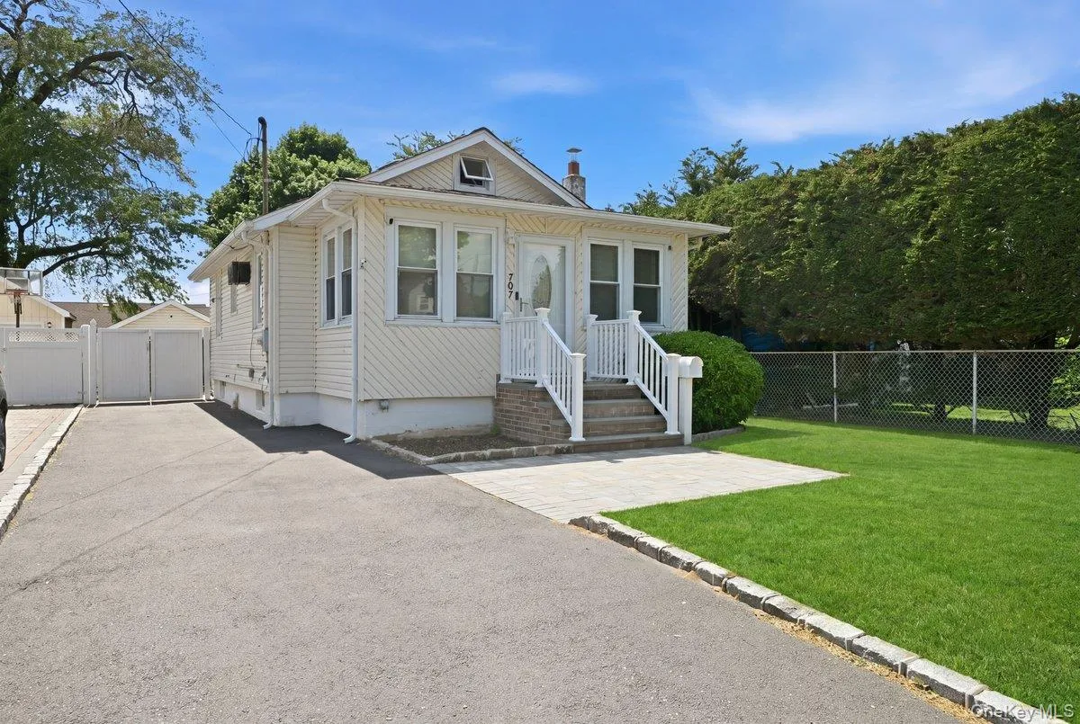 707 5th Street, Babylon, NY, 3 Bedrooms Bedrooms, 5 Rooms Rooms,2 BathroomsBathrooms,Residential,For Rent,5th,0,1002616 707 5th Street, Babylon, NY, 3 Bedrooms Bedrooms, 5 Rooms Rooms,2 BathroomsBathrooms,Residential,For Rent,5th,0,1002616