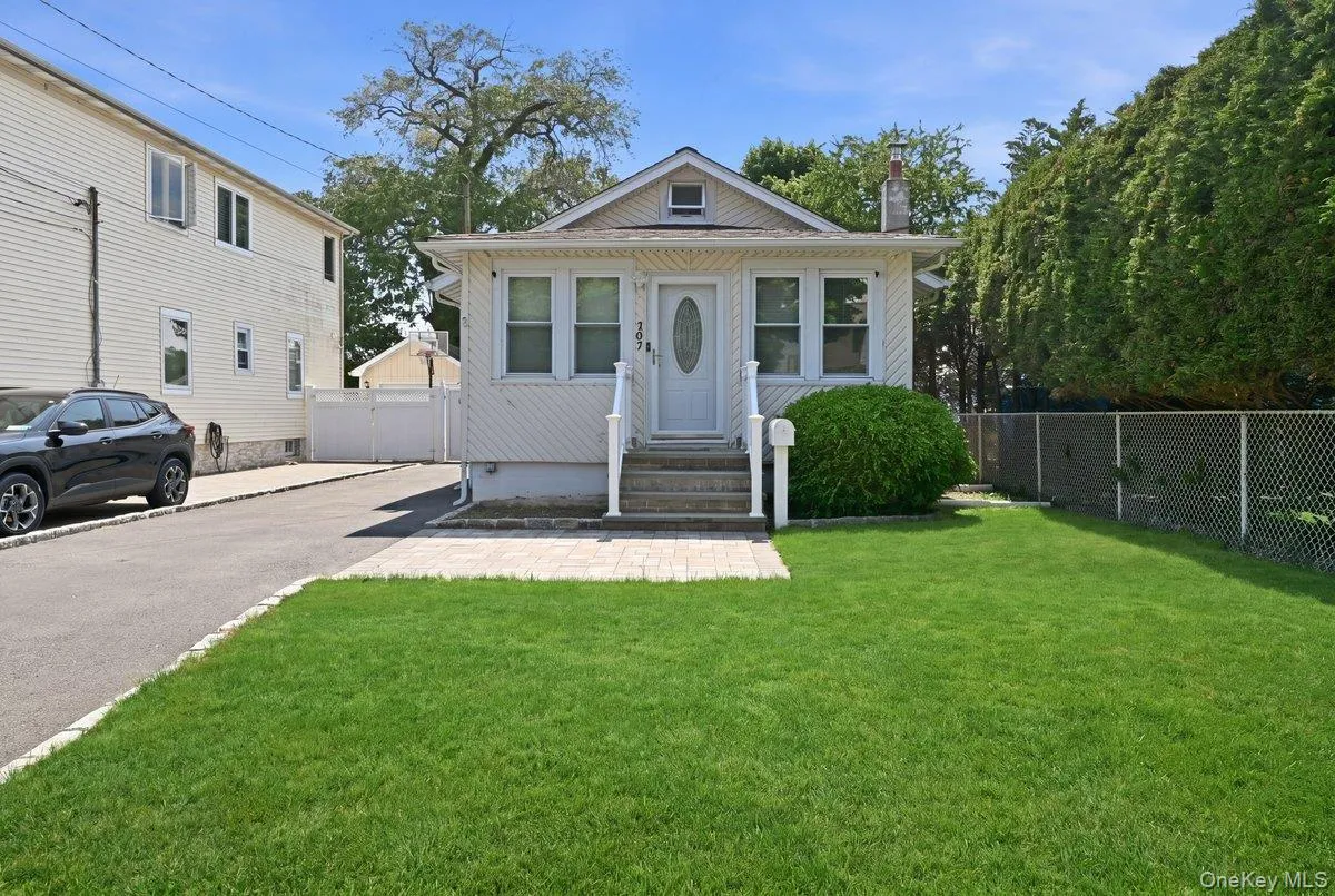 707 5th Street, Babylon, NY, 3 Bedrooms Bedrooms, 5 Rooms Rooms,2 BathroomsBathrooms,Residential,For Rent,5th,0,1002616 707 5th Street, Babylon, NY, 3 Bedrooms Bedrooms, 5 Rooms Rooms,2 BathroomsBathrooms,Residential,For Rent,5th,0,1002616