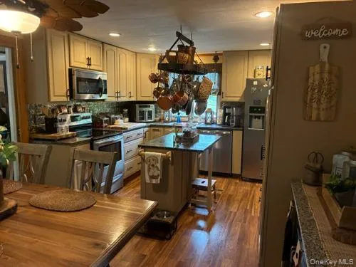 1661 Old Country, Riverhead, NY, 2 Bedrooms Bedrooms, 5 Rooms Rooms,2 BathroomsBathrooms,Residential,For Rent,Old Country,0,1002629 1661 Old Country, Riverhead, NY, 2 Bedrooms Bedrooms, 5 Rooms Rooms,2 BathroomsBathrooms,Residential,For Rent,Old Country,0,1002629