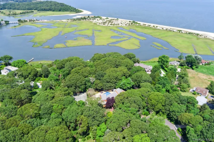 61 Hidden Cove Court, Southampton, New York 11968