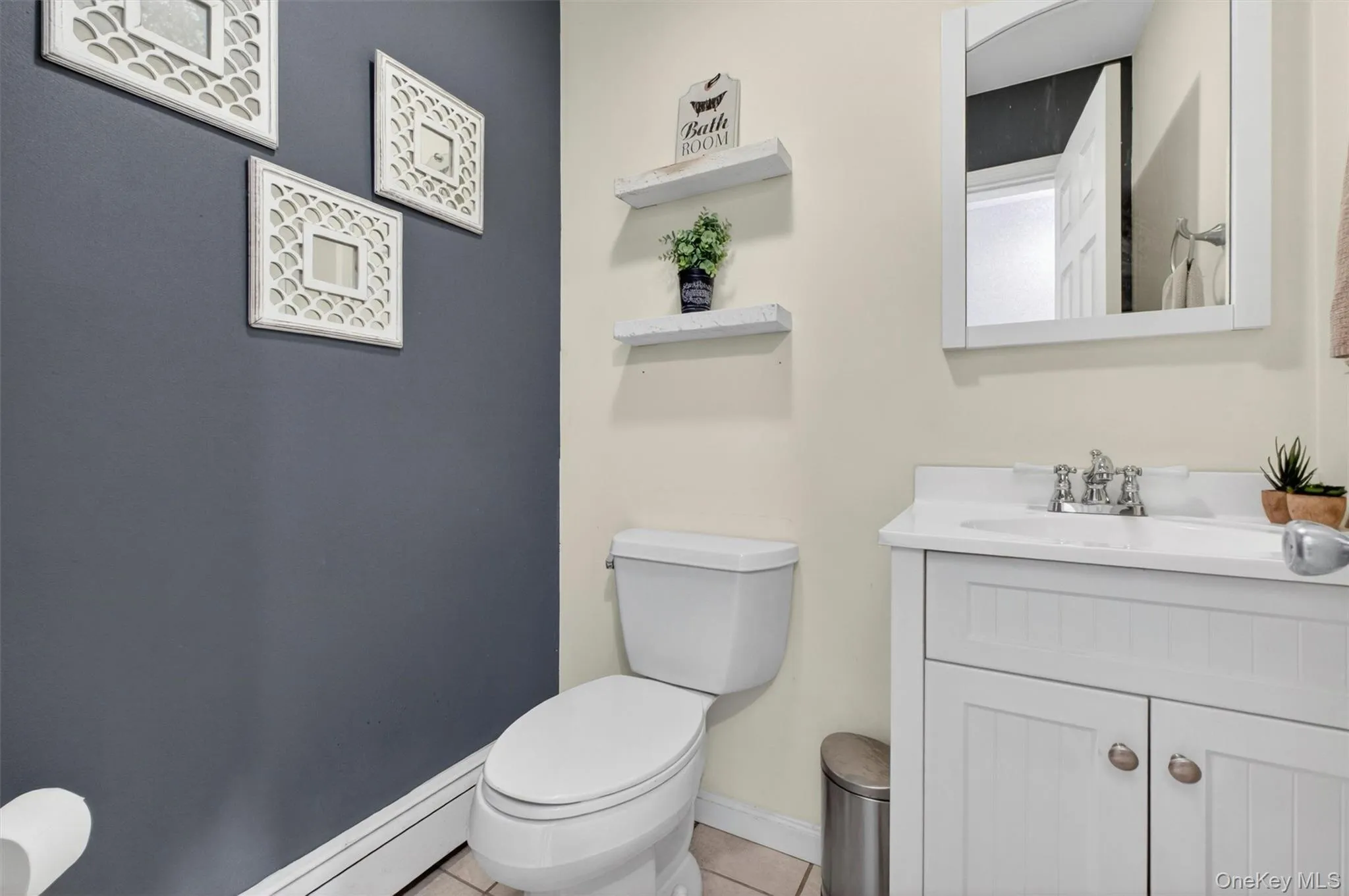 1/2 bathroom, located in entry way foyer 1/2 bathroom, located in entry way foyer