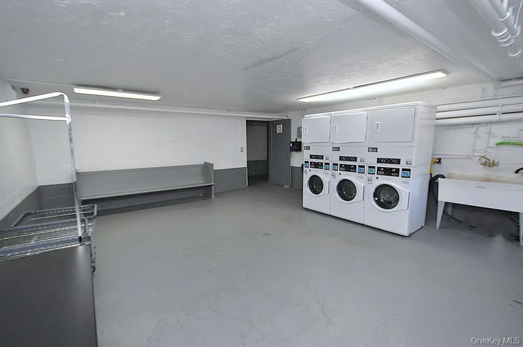 Webster Gardens is nestled among Single Family homes and has assigned parking and building laundry. Webster Gardens is nestled among Single Family homes and has assigned parking and building laundry.
