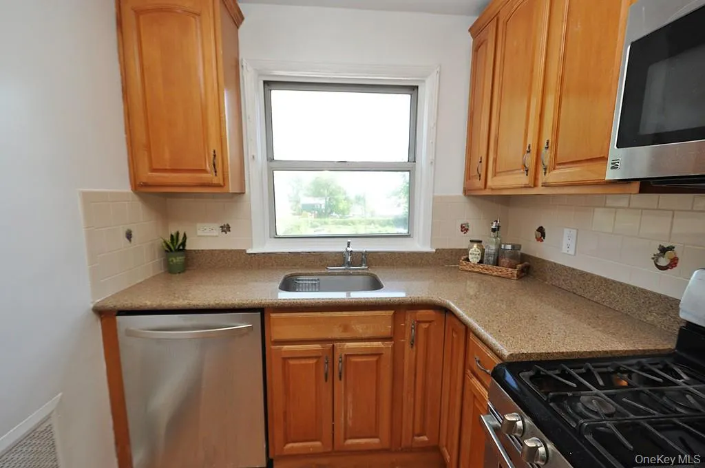 The large kitchen has granite counters and stainless steel appliances. The kitchen is approx 12'-8" x 7'-2". The large kitchen has granite counters and stainless steel appliances. The kitchen is approx 12'-8" x 7'-2".