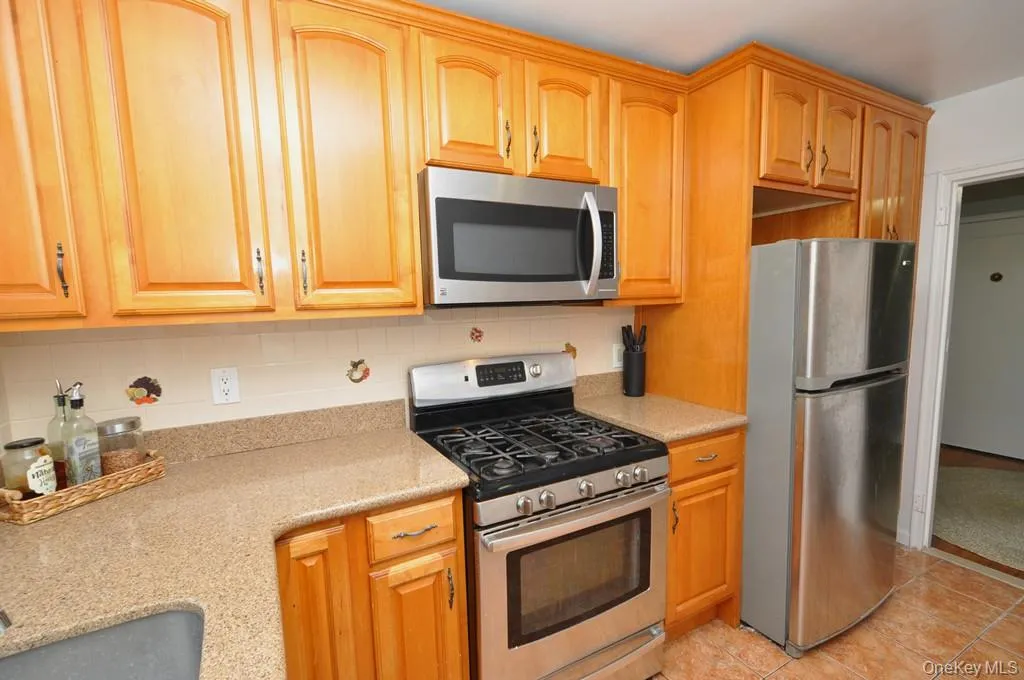 The large kitchen has granite counters and stainless steel appliances. The kitchen is approx 12'-8" x 7'-2". The large kitchen has granite counters and stainless steel appliances. The kitchen is approx 12'-8" x 7'-2".