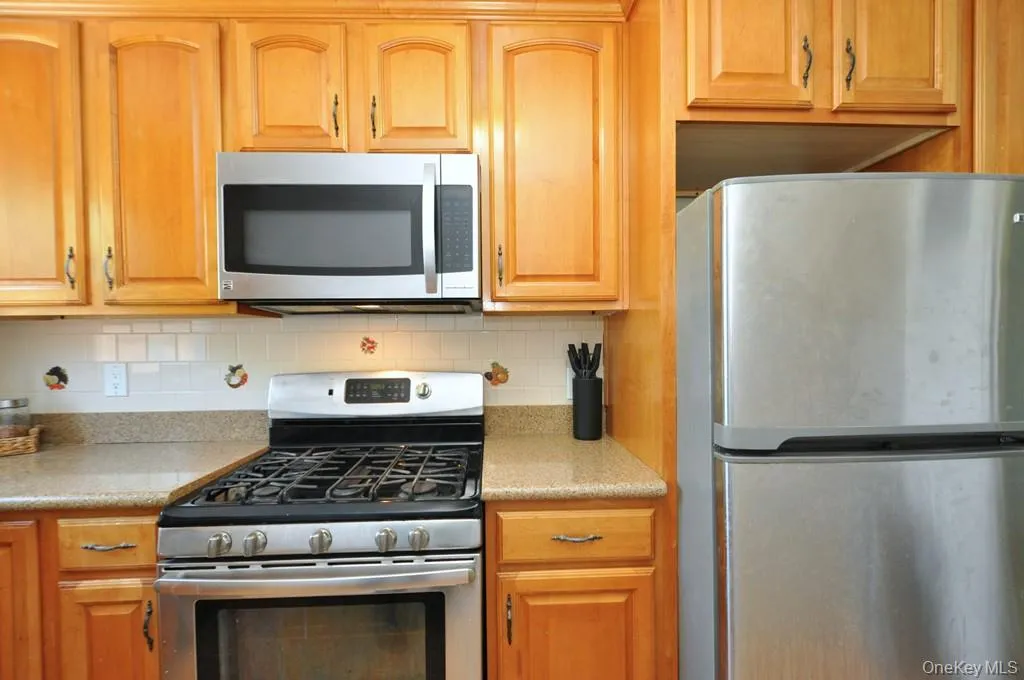 The large kitchen has granite counters and stainless steel appliances. The kitchen is approx 12'-8" x 7'-2". The large kitchen has granite counters and stainless steel appliances. The kitchen is approx 12'-8" x 7'-2".
