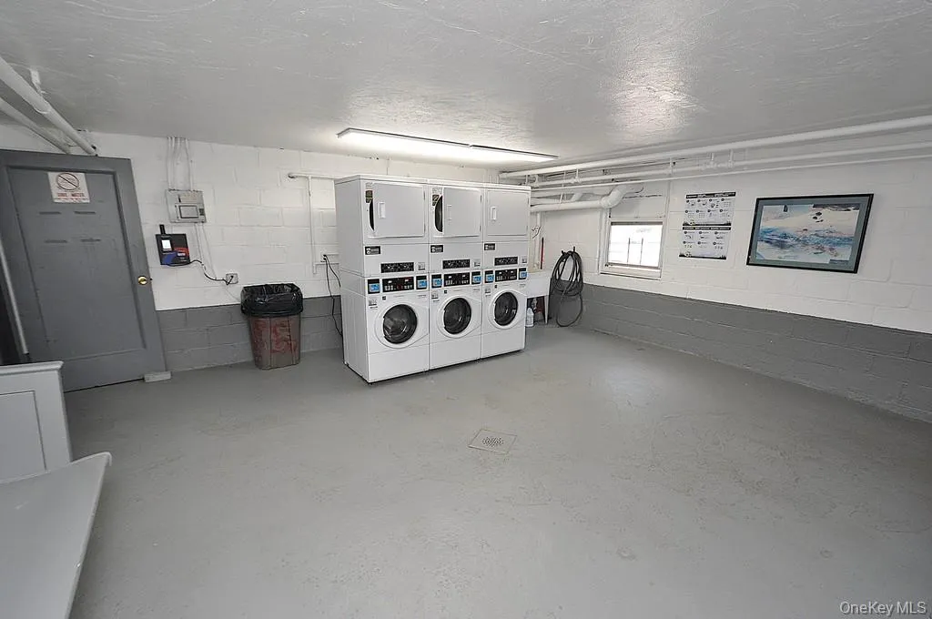 Webster Gardens is nestled among Single Family homes and has assigned parking and building laundry. Webster Gardens is nestled among Single Family homes and has assigned parking and building laundry.