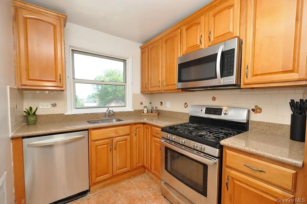 The large kitchen has granite counters and stainless steel appliances. The kitchen is approx 12'-8" x 7'-2". The large kitchen has granite counters and stainless steel appliances. The kitchen is approx 12'-8" x 7'-2".