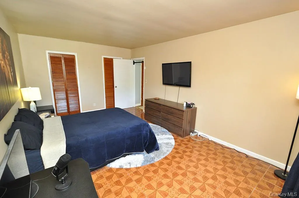 Large bedroom has two closets and is approx. 17'-10" x 11'-1" Large bedroom has two closets and is approx. 17'-10" x 11'-1"
