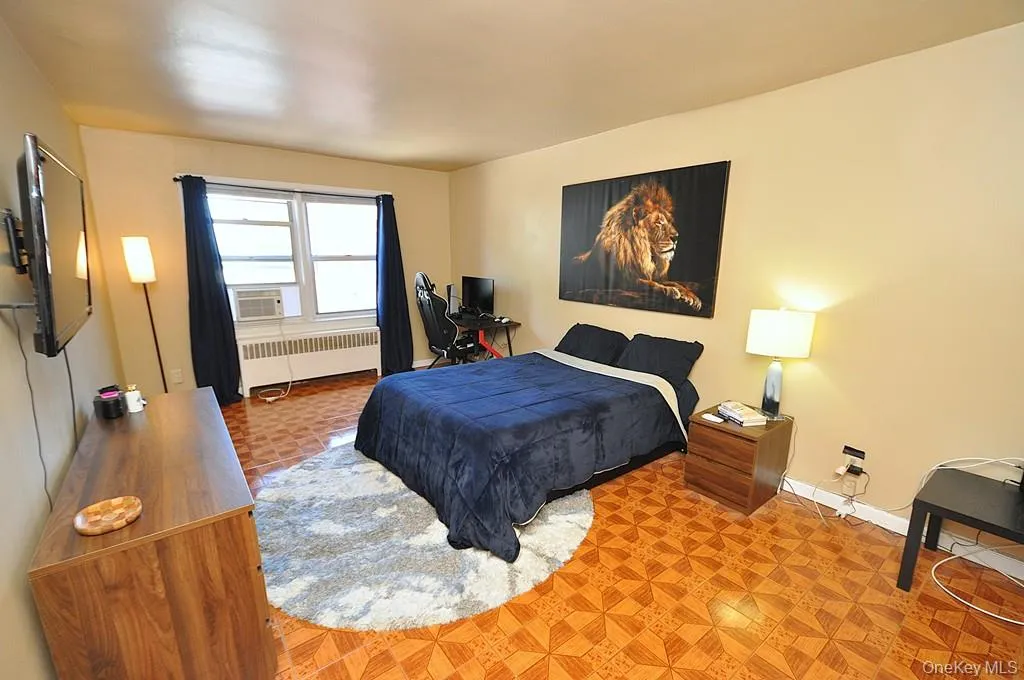 Large bedroom has two closets and is approx. 17'-10" x 11'-1" Large bedroom has two closets and is approx. 17'-10" x 11'-1"