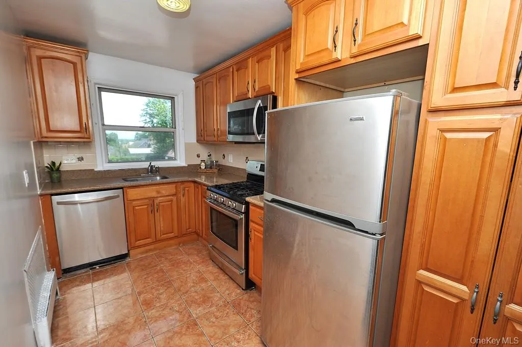 The large kitchen has granite counters and stainless steel appliances. The kitchen is approx 12'-8" x 7'-2". The large kitchen has granite counters and stainless steel appliances. The kitchen is approx 12'-8" x 7'-2".