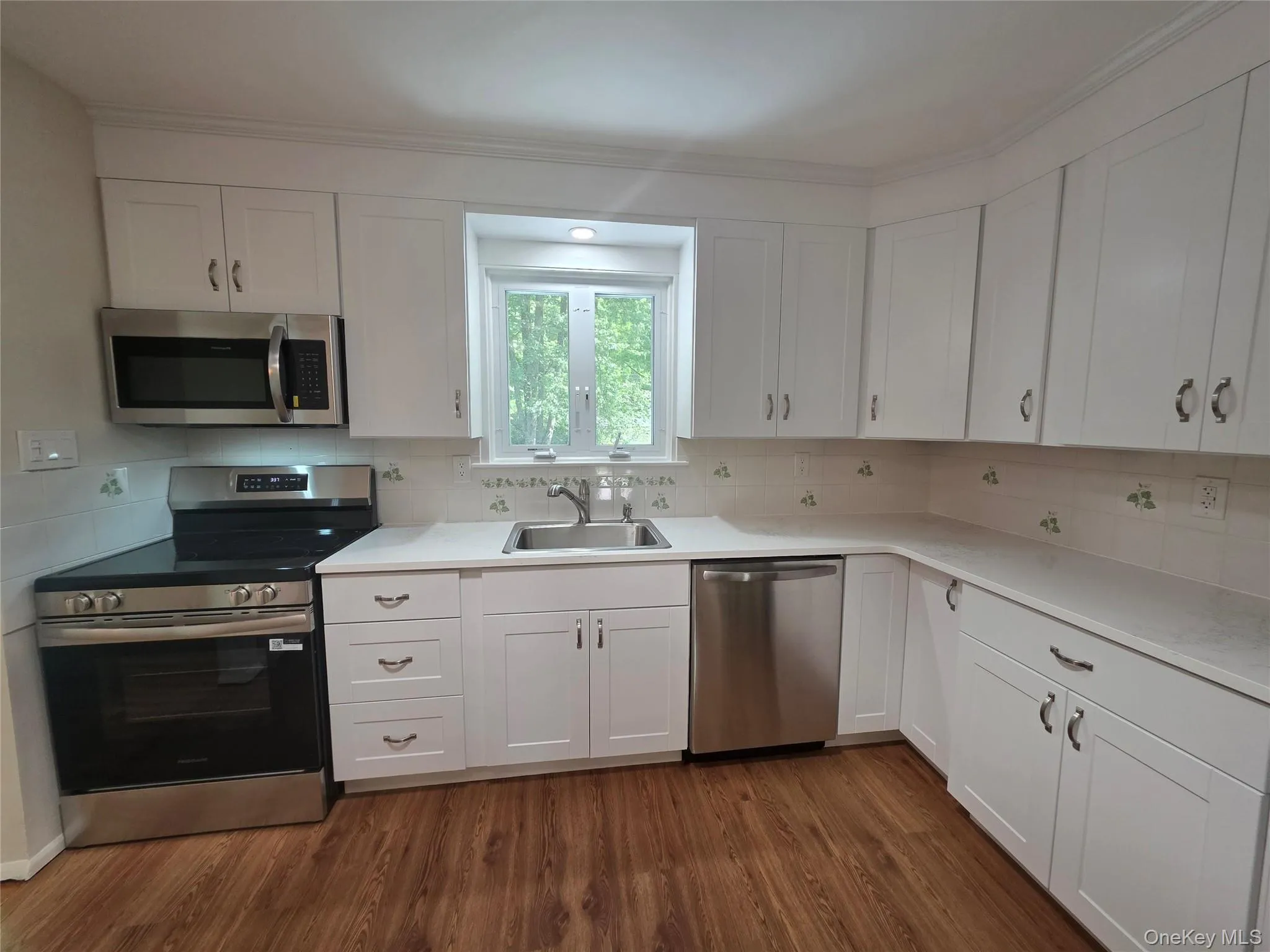 All new SS appliances.Crown ceiling moldings. All new SS appliances.Crown ceiling moldings.