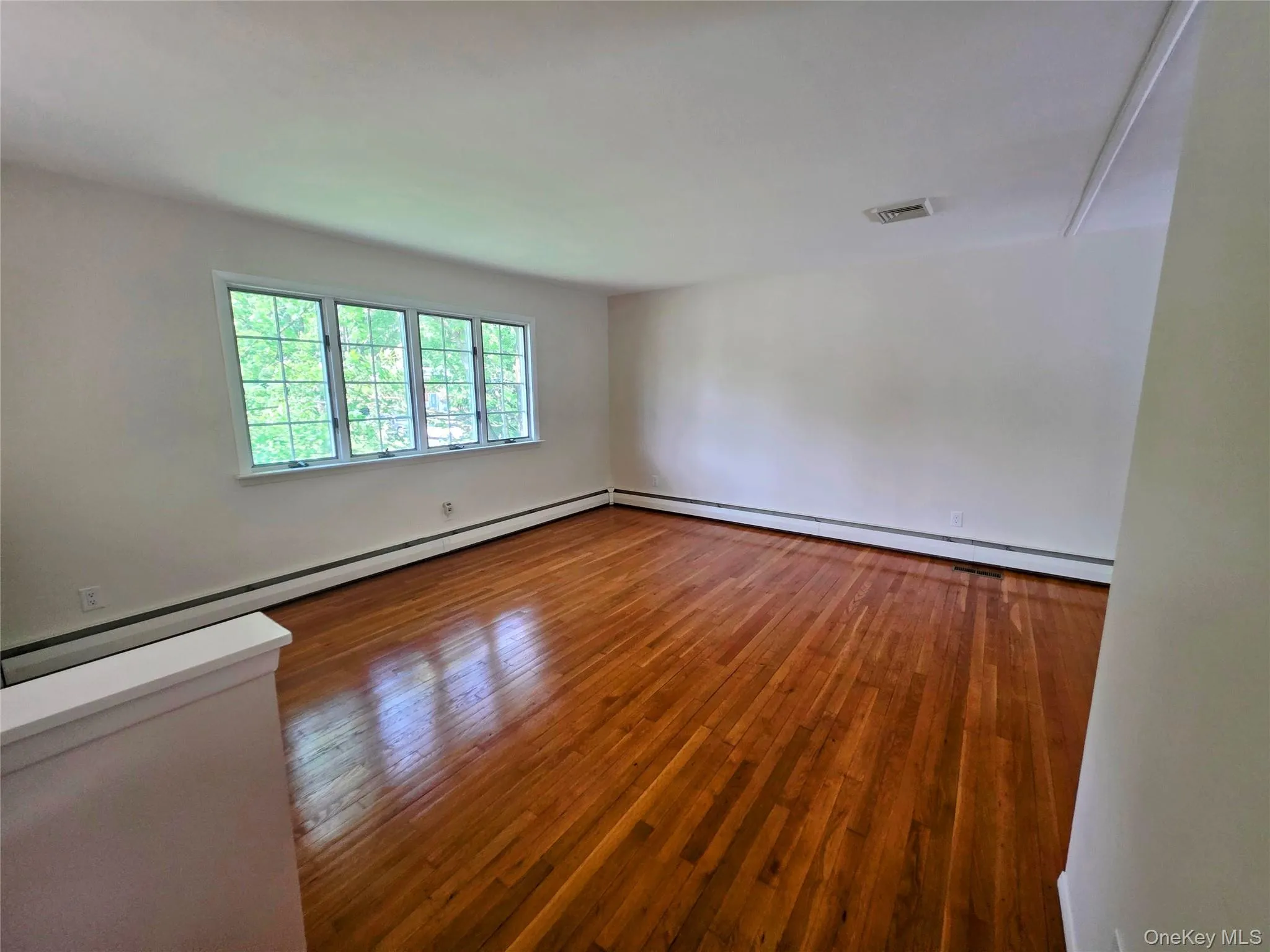 Original oak floors recently polished & waxed. Original oak floors recently polished & waxed.