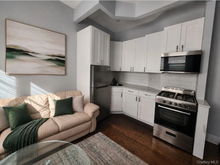 133 Lincoln Avenue, North Hempstead, NY, 1 Bedroom Bedrooms, 3 Rooms Rooms,1 BathroomBathrooms,Residential Lease,For Rent,Lincoln Avenue,0,1002687 133 Lincoln Avenue, North Hempstead, NY, 1 Bedroom Bedrooms, 3 Rooms Rooms,1 BathroomBathrooms,Residential Lease,For Rent,Lincoln Avenue,0,1002687