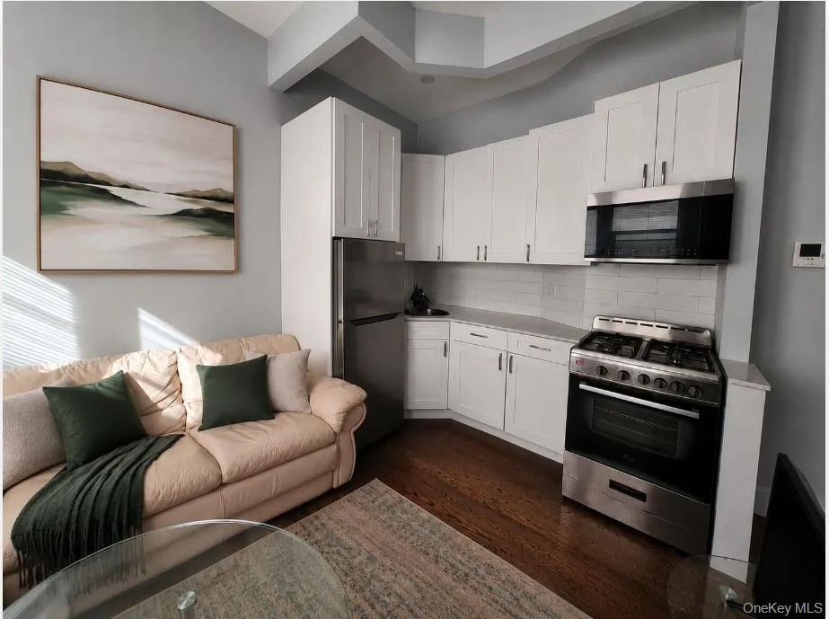 133 Lincoln Avenue, North Hempstead, NY, 1 Bedroom Bedrooms, 3 Rooms Rooms,1 BathroomBathrooms,Residential Lease,For Rent,Lincoln Avenue,0,1002687 133 Lincoln Avenue, North Hempstead, NY, 1 Bedroom Bedrooms, 3 Rooms Rooms,1 BathroomBathrooms,Residential Lease,For Rent,Lincoln Avenue,0,1002687