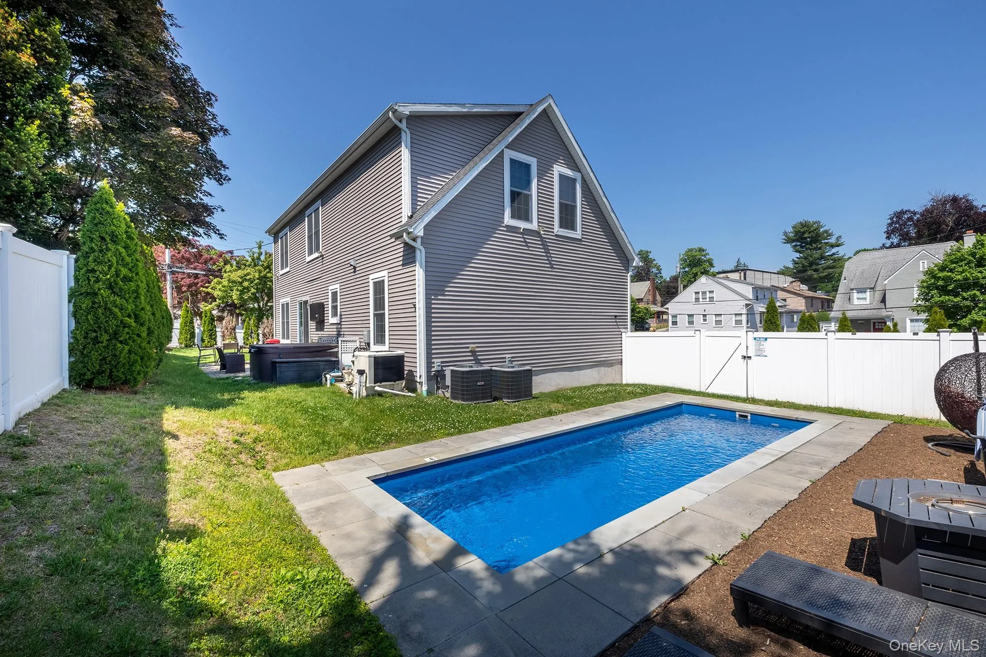 In-Ground Pool and Hot Tub In-Ground Pool and Hot Tub