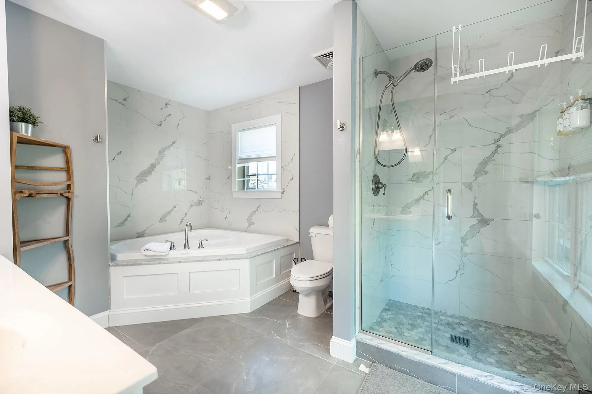 Primary Bathroom (Tub and Shower) Primary Bathroom (Tub and Shower)