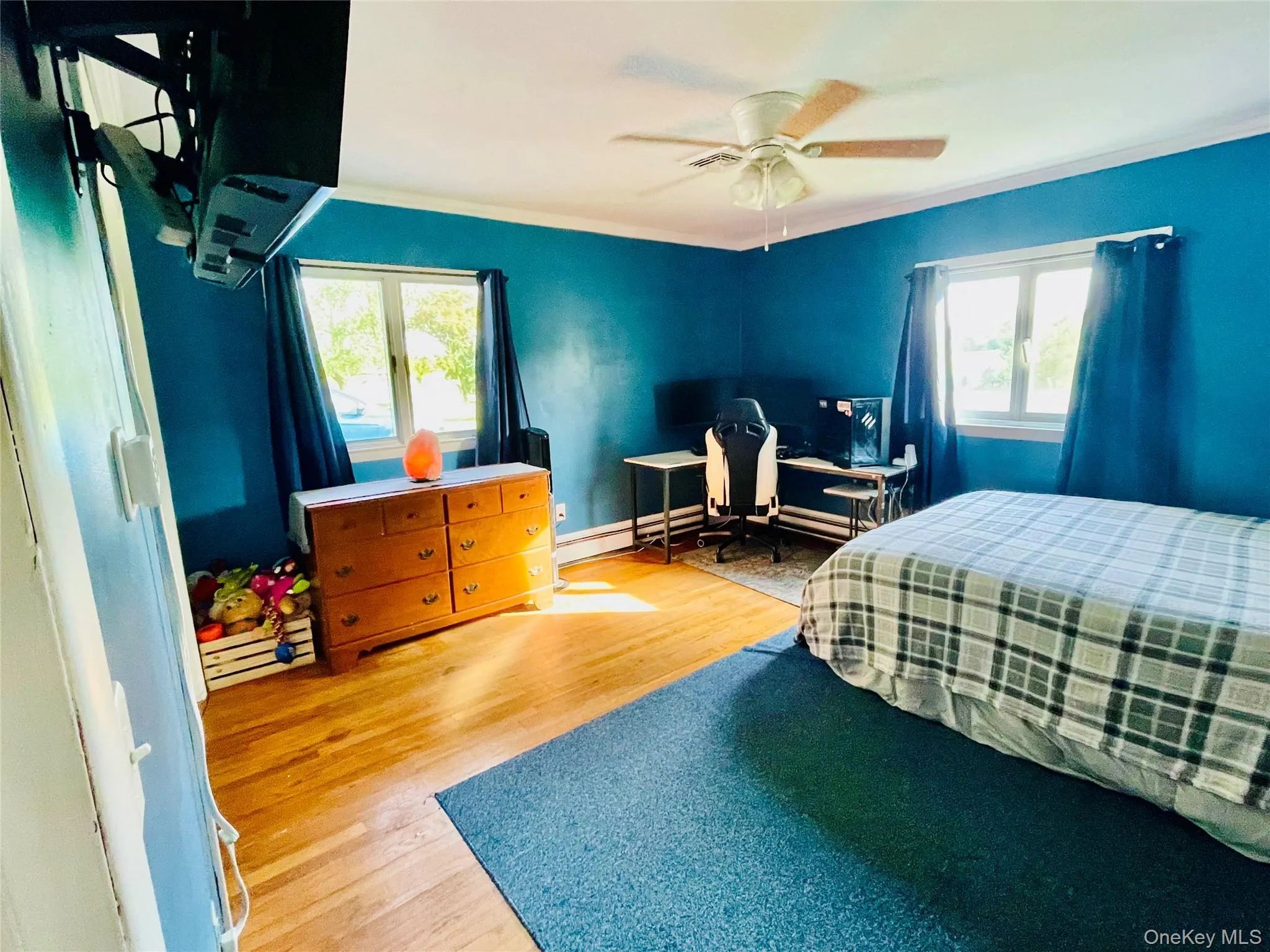 2nd Bedroom with Oak hardwood flooring, natural lighting. 2nd Bedroom with Oak hardwood flooring, natural lighting.