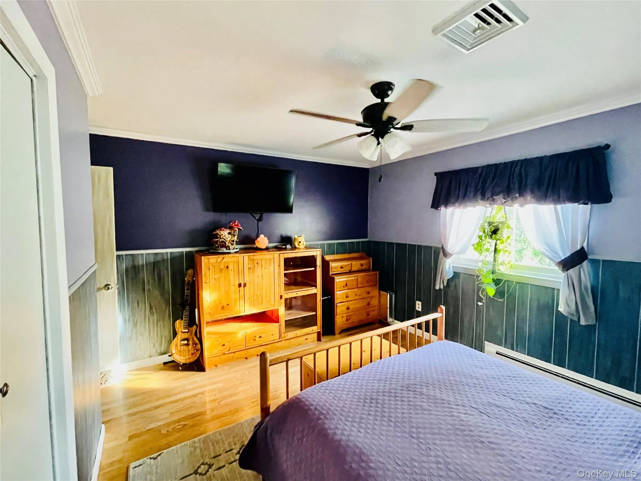 Main Bedroom with Oak hardwood flooring, natural lighting. Main Bedroom with Oak hardwood flooring, natural lighting.