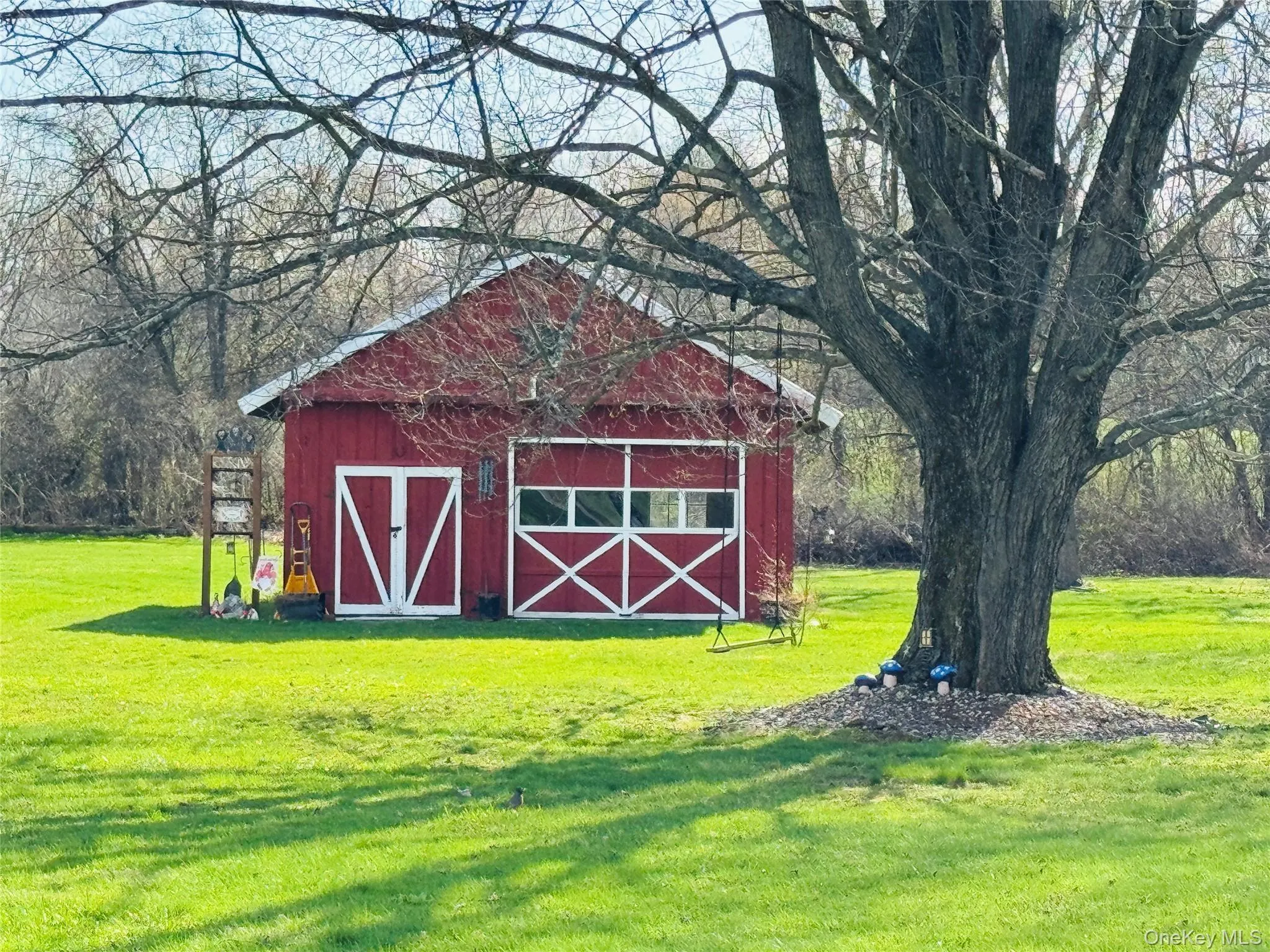 Barn located in back yard providing storage and workshop. Barn located in back yard providing storage and workshop.