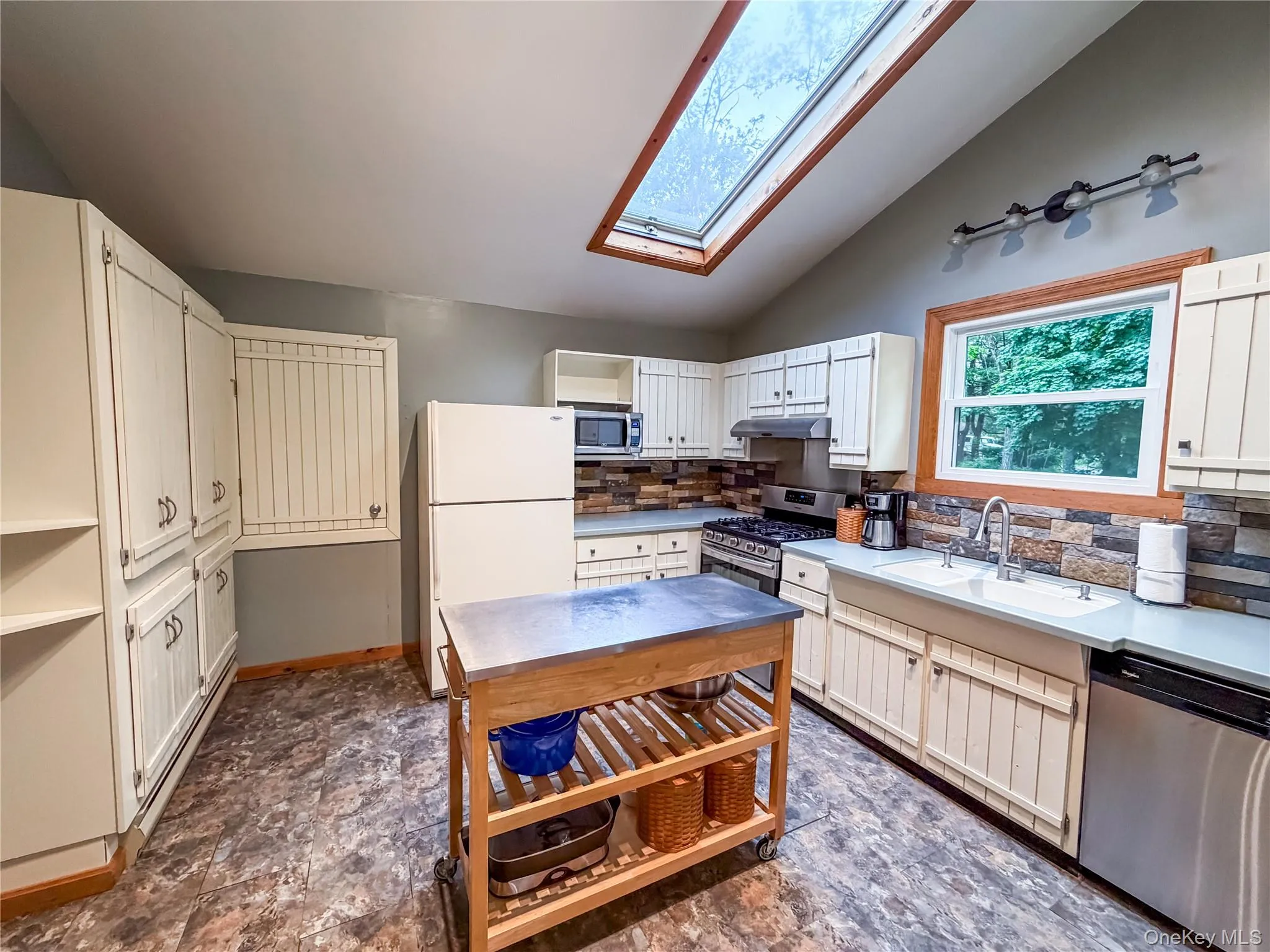 12 Chaucer Road, Hyde Park, NY, 3 Bedrooms Bedrooms, 8 Rooms Rooms,2 BathroomsBathrooms,Residential,For Rent,Chaucer,0,1002764 12 Chaucer Road, Hyde Park, NY, 3 Bedrooms Bedrooms, 8 Rooms Rooms,2 BathroomsBathrooms,Residential,For Rent,Chaucer,0,1002764