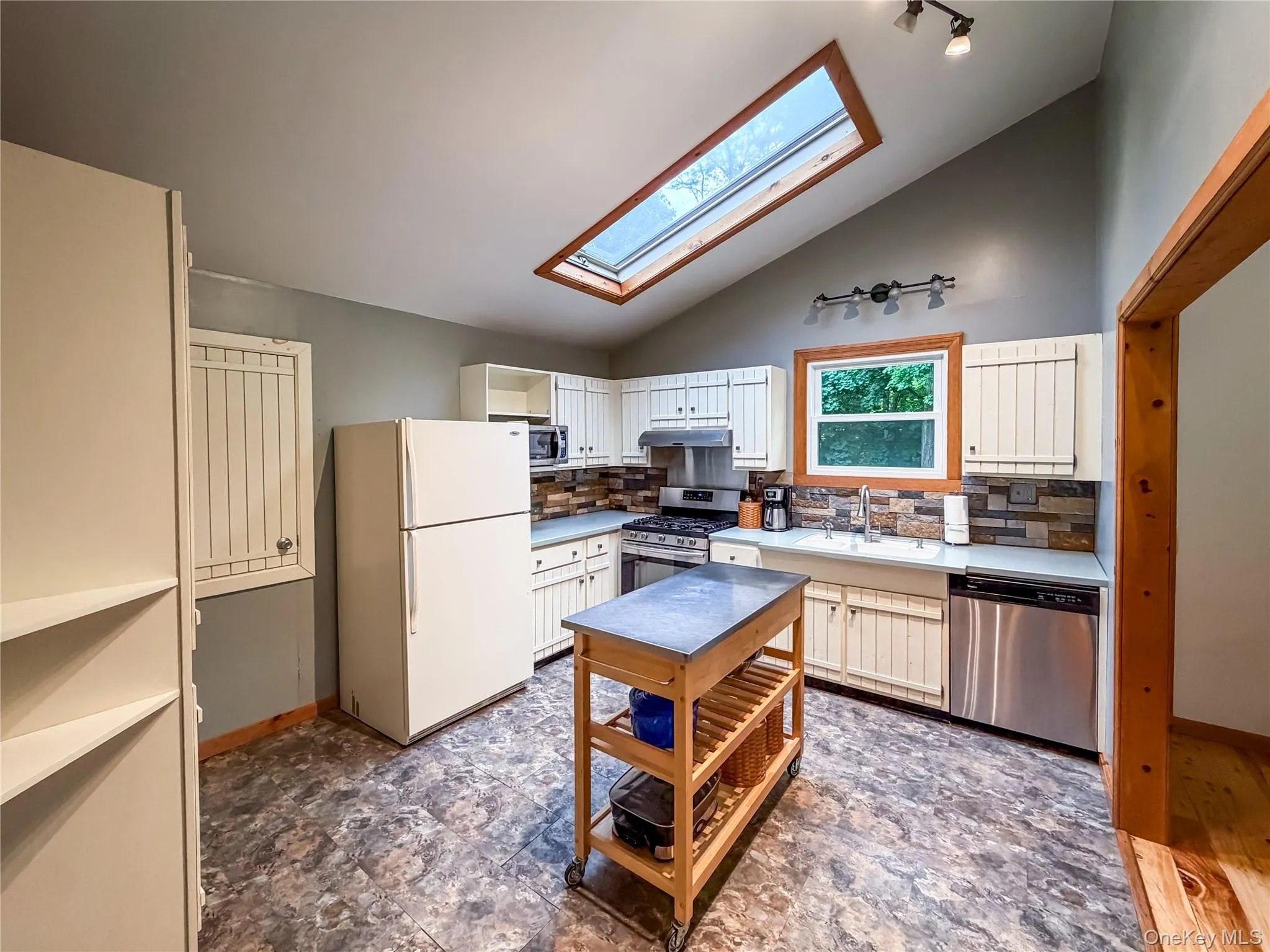 Skylight, cathedral ceiling, island Skylight, cathedral ceiling, island