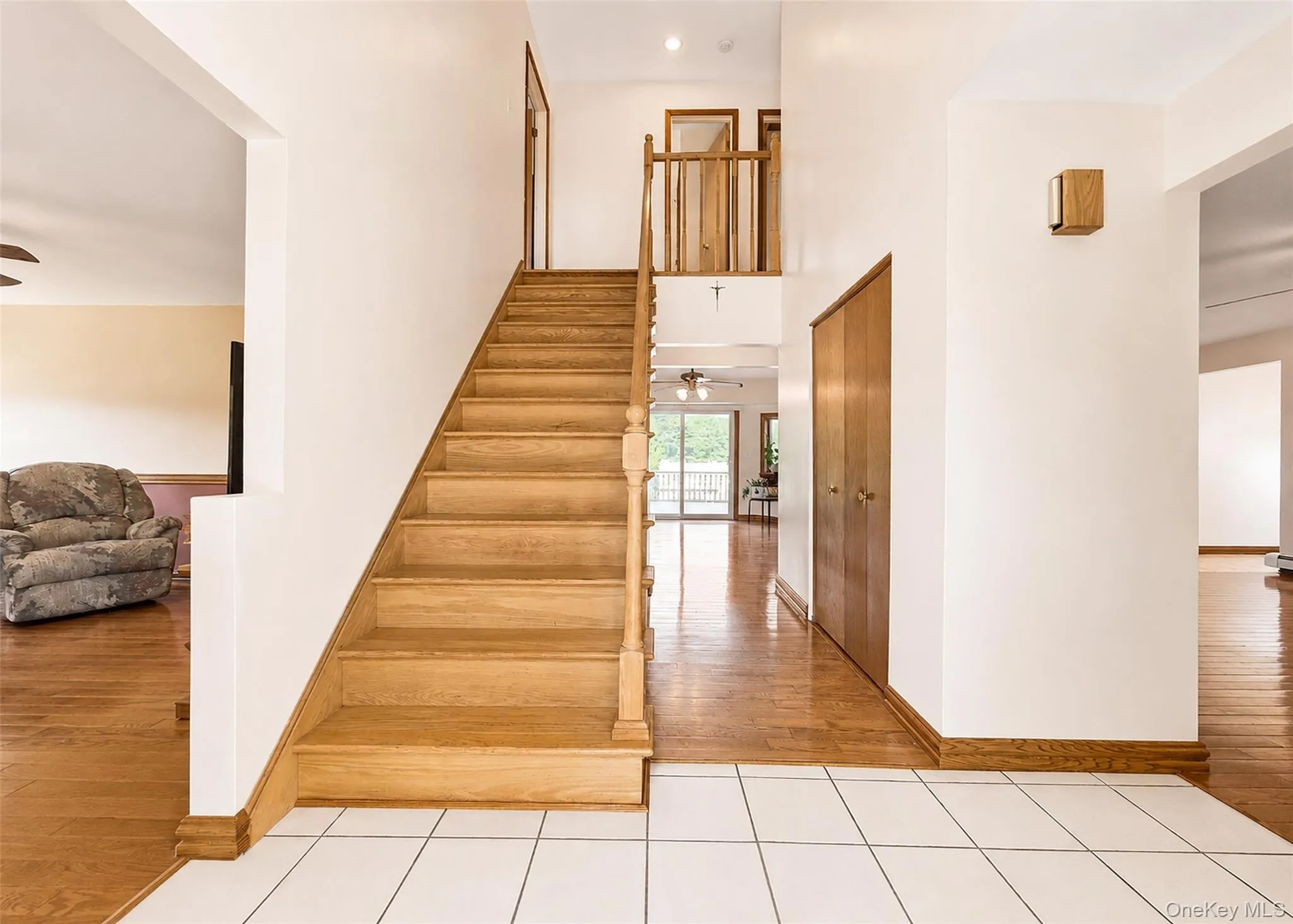 Entrance hall Stairway to upper 3 bedrooms Entrance hall Stairway to upper 3 bedrooms