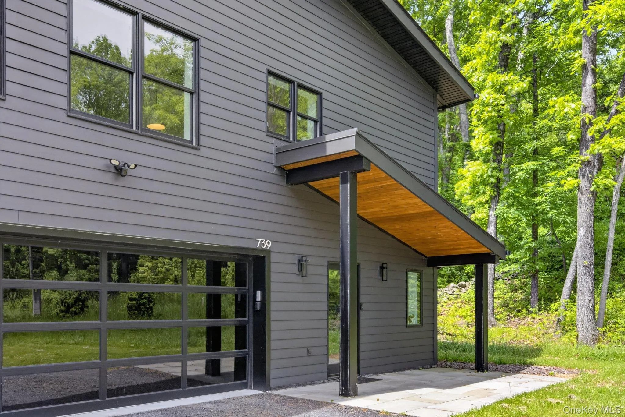 Covered entrance Covered entrance