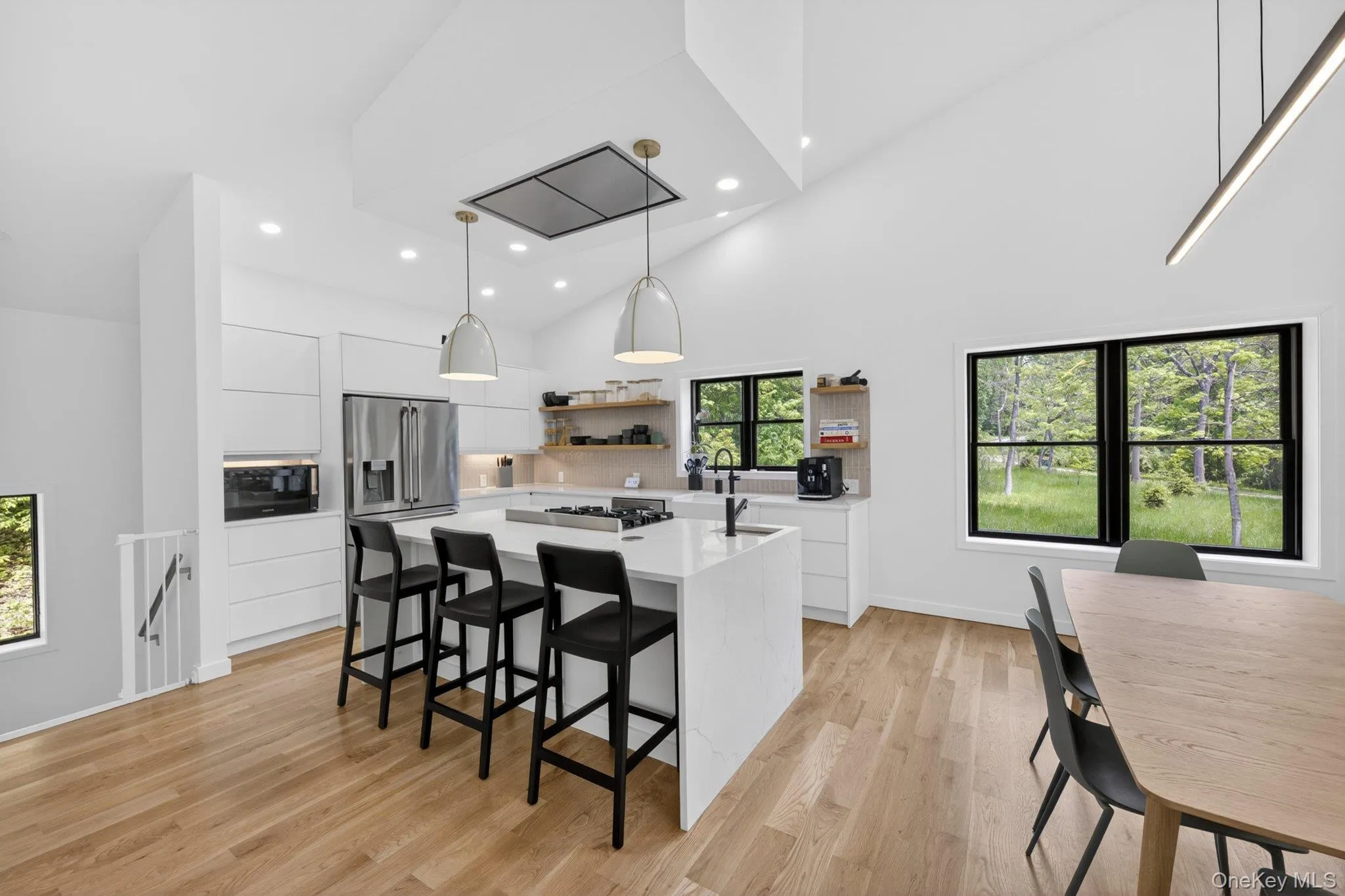 The large island is ideal for entertaining The large island is ideal for entertaining
