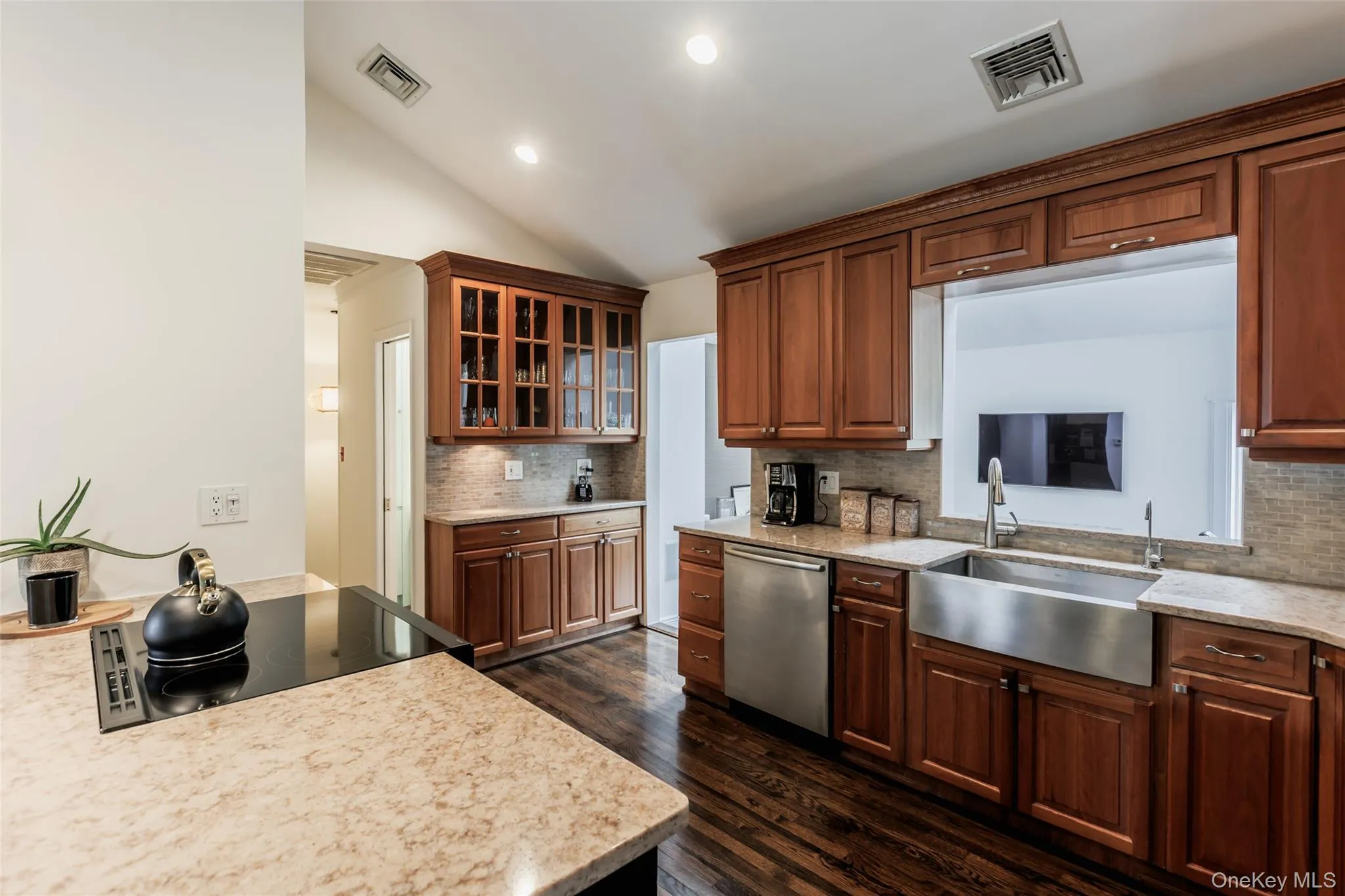 NEW COOKTOP IN QUARTZ TOP ISLAND NEW COOKTOP IN QUARTZ TOP ISLAND