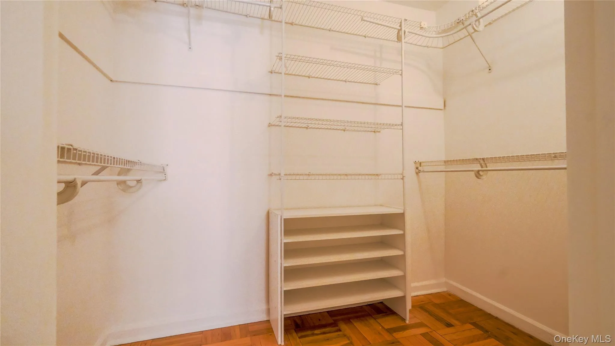 Walk-In Closet Walk-In Closet