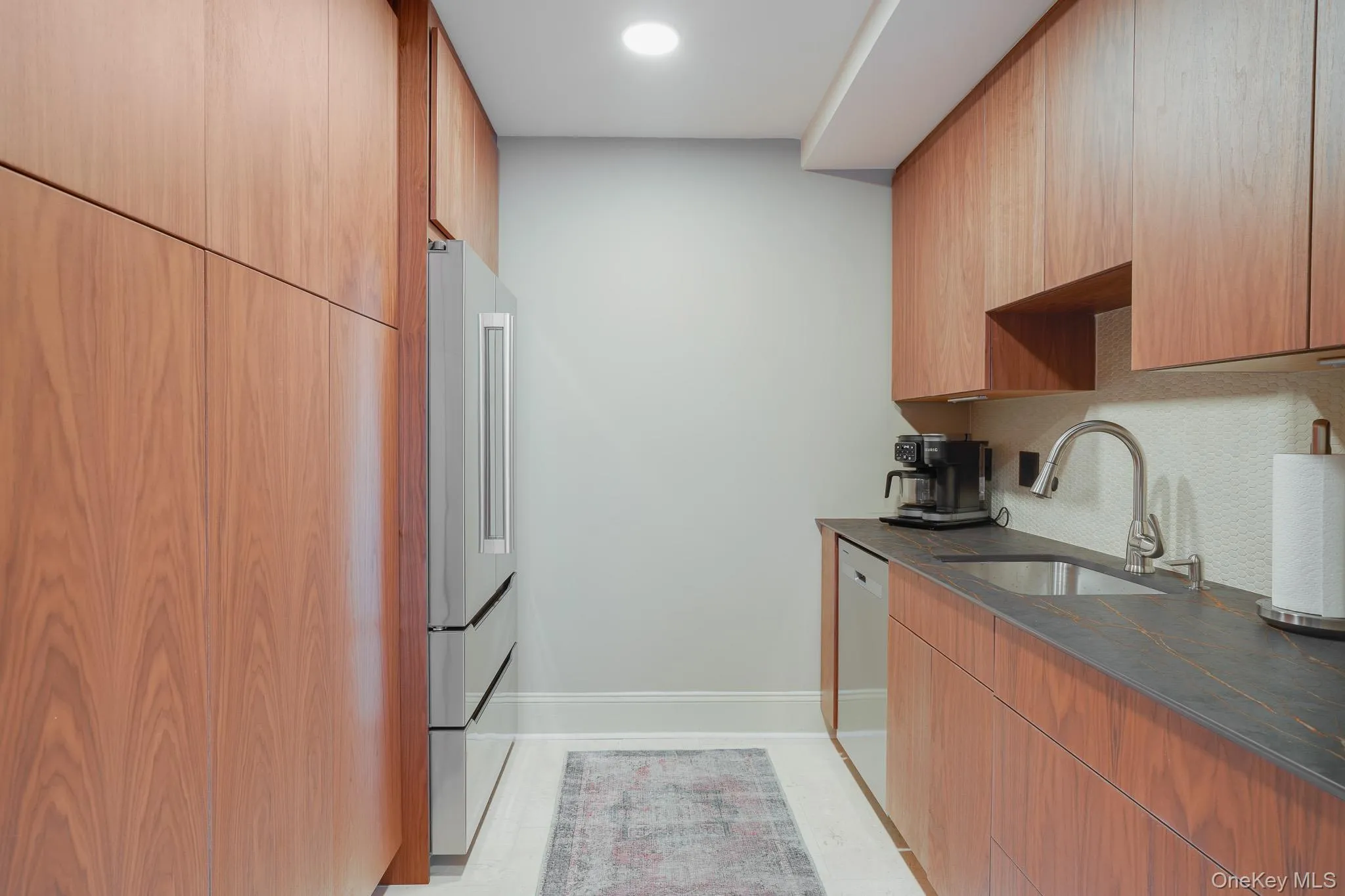 Butler's Pantry/Galley Kitchen Butler's Pantry/Galley Kitchen