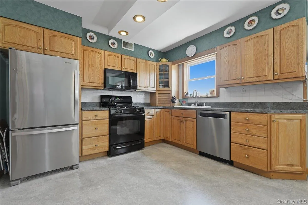 6369 Douglaston Parkway, New York, NY, 3 Bedrooms Bedrooms, 6 Rooms Rooms,1 BathroomBathrooms,Residential,For Rent,Douglaston,0,1002837 6369 Douglaston Parkway, New York, NY, 3 Bedrooms Bedrooms, 6 Rooms Rooms,1 BathroomBathrooms,Residential,For Rent,Douglaston,0,1002837