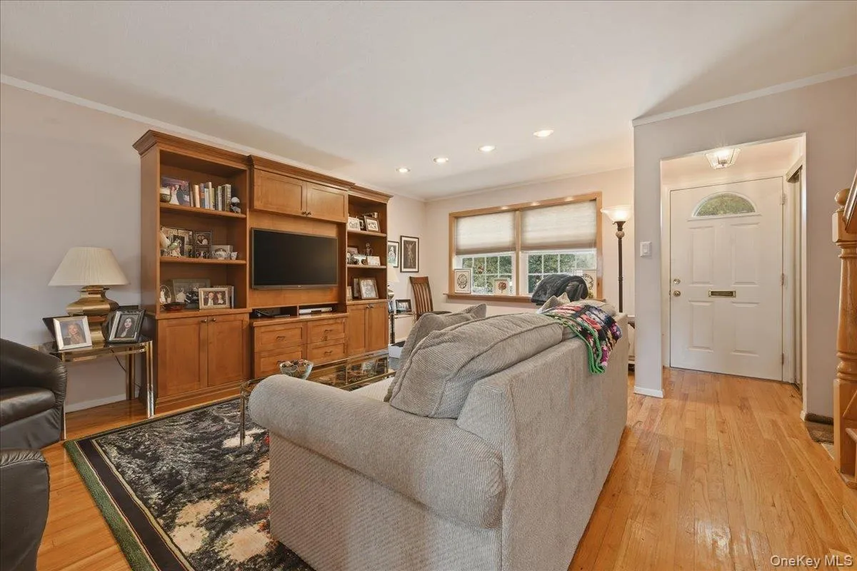 6369 Douglaston Parkway, New York, NY, 3 Bedrooms Bedrooms, 6 Rooms Rooms,1 BathroomBathrooms,Residential,For Rent,Douglaston,0,1002837 6369 Douglaston Parkway, New York, NY, 3 Bedrooms Bedrooms, 6 Rooms Rooms,1 BathroomBathrooms,Residential,For Rent,Douglaston,0,1002837