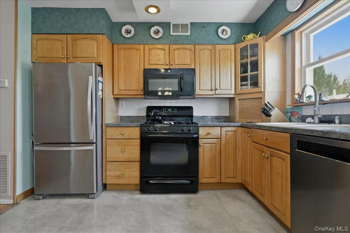 6369 Douglaston Parkway, New York, NY, 3 Bedrooms Bedrooms, 6 Rooms Rooms,1 BathroomBathrooms,Residential,For Rent,Douglaston,0,1002837 6369 Douglaston Parkway, New York, NY, 3 Bedrooms Bedrooms, 6 Rooms Rooms,1 BathroomBathrooms,Residential,For Rent,Douglaston,0,1002837