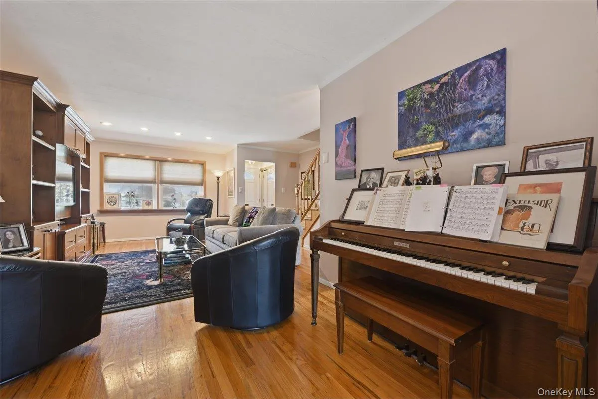 6369 Douglaston Parkway, New York, NY, 3 Bedrooms Bedrooms, 6 Rooms Rooms,1 BathroomBathrooms,Residential,For Rent,Douglaston,0,1002837 6369 Douglaston Parkway, New York, NY, 3 Bedrooms Bedrooms, 6 Rooms Rooms,1 BathroomBathrooms,Residential,For Rent,Douglaston,0,1002837