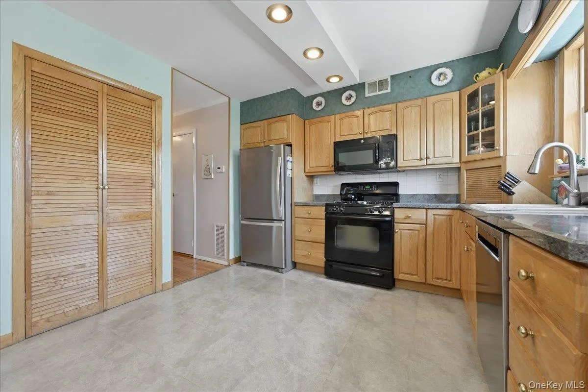 6369 Douglaston Parkway, New York, NY, 3 Bedrooms Bedrooms, 6 Rooms Rooms,1 BathroomBathrooms,Residential,For Rent,Douglaston,0,1002837 6369 Douglaston Parkway, New York, NY, 3 Bedrooms Bedrooms, 6 Rooms Rooms,1 BathroomBathrooms,Residential,For Rent,Douglaston,0,1002837