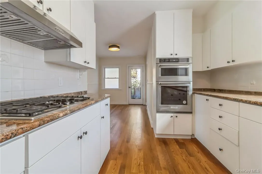 Updated kitchen with breakfast area and drs to side entrance Updated kitchen with breakfast area and drs to side entrance