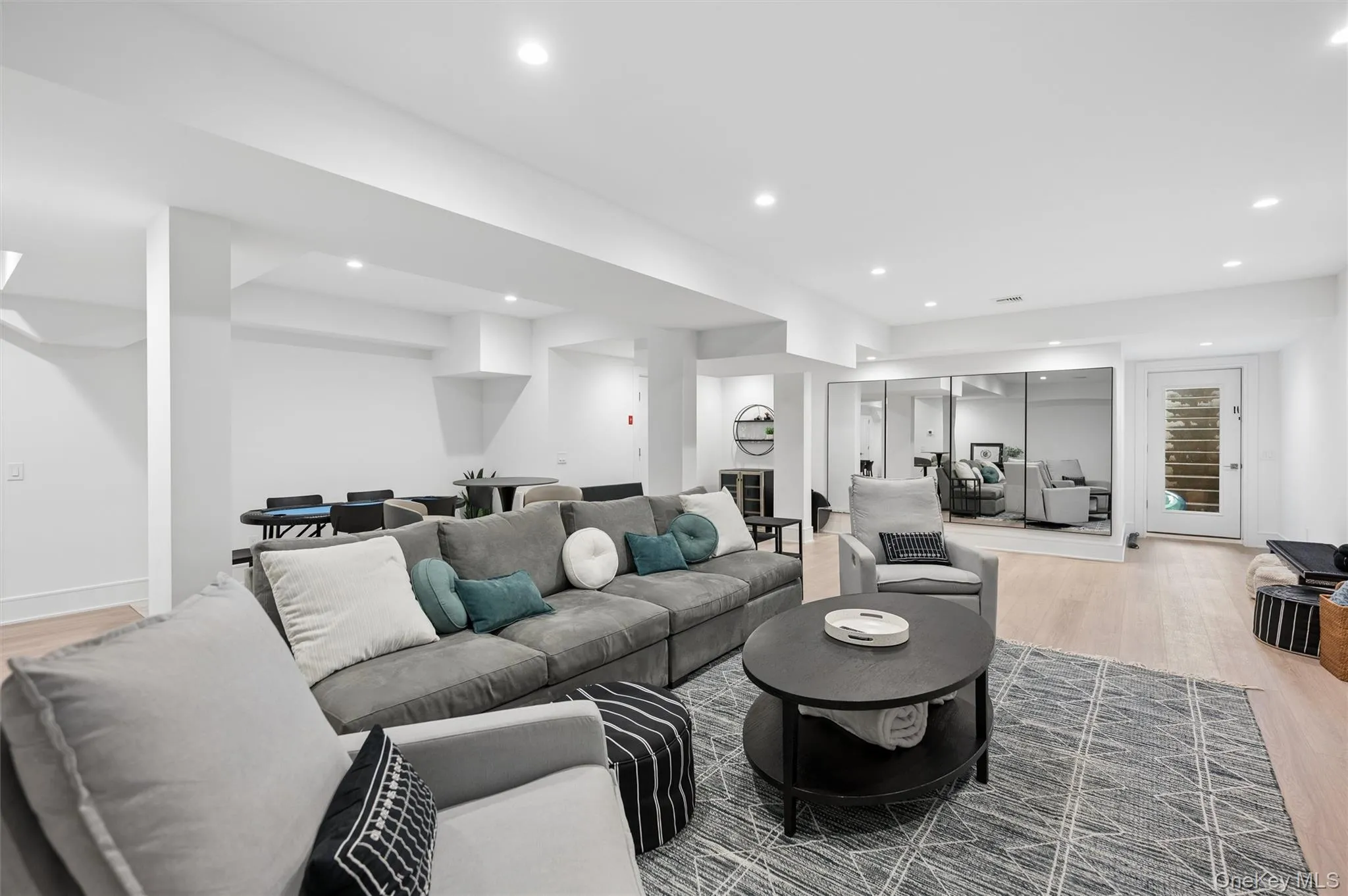 17 Happy Lane, Southampton, NY, 6 Bedrooms Bedrooms, 10 Rooms Rooms,4 BathroomsBathrooms,Residential Lease,For Rent,Happy,0,1002871 17 Happy Lane, Southampton, NY, 6 Bedrooms Bedrooms, 10 Rooms Rooms,4 BathroomsBathrooms,Residential Lease,For Rent,Happy,0,1002871
