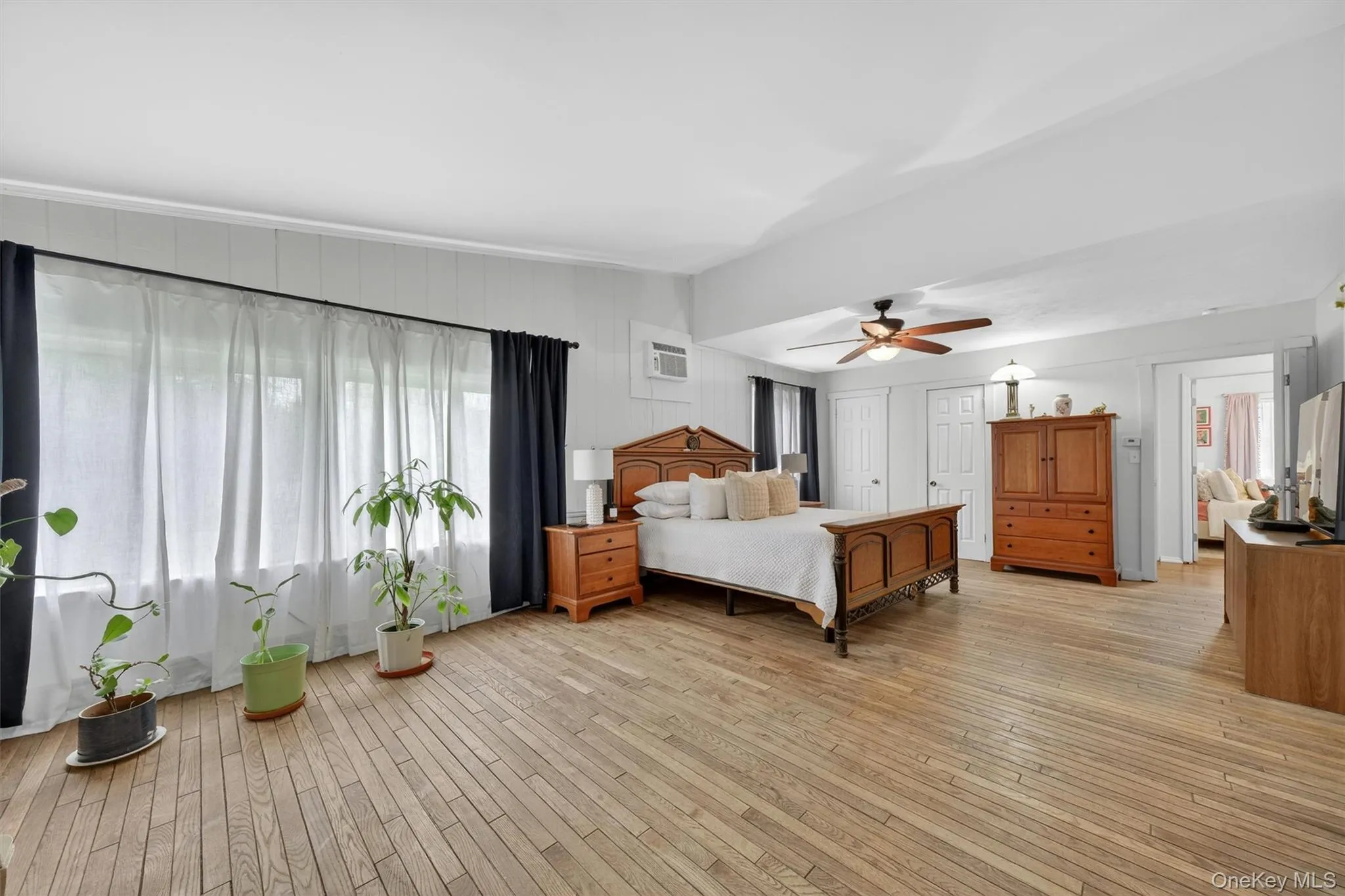 Oversized primary bedroom Oversized primary bedroom
