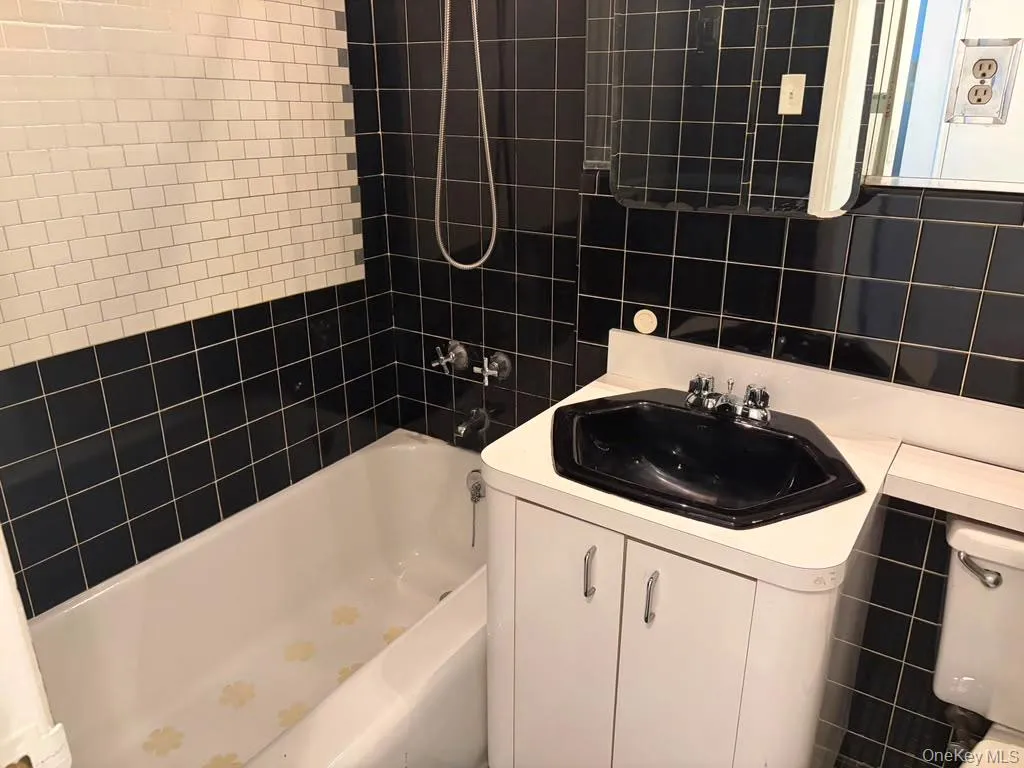 99-60 63rd Road, New York, NY, 2 Rooms Rooms,1 BathroomBathrooms,Residential Sale,For Rent,63rd Road,0,1002957 99-60 63rd Road, New York, NY, 2 Rooms Rooms,1 BathroomBathrooms,Residential Sale,For Rent,63rd Road,0,1002957